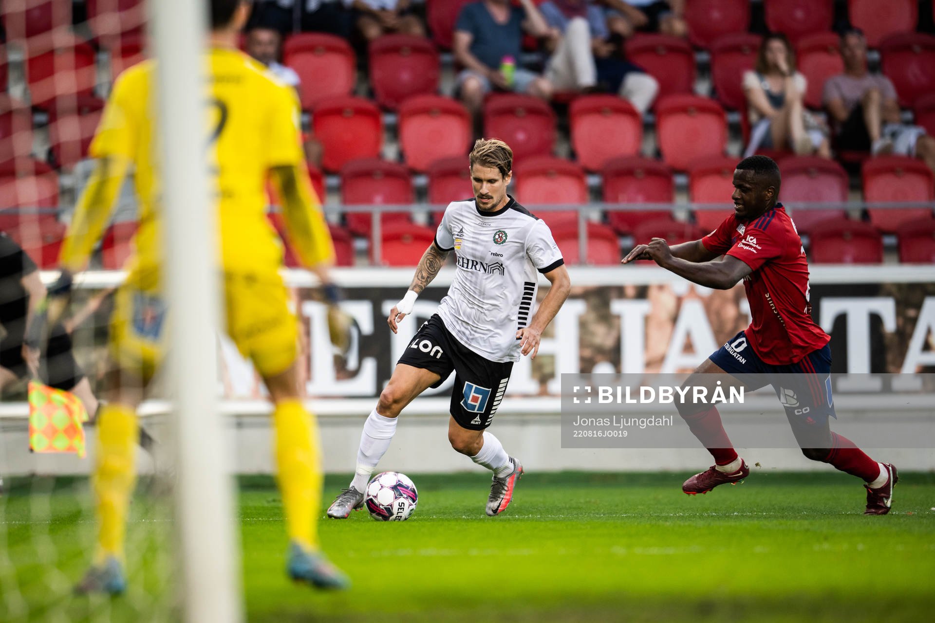 Örebros Erik Björndahl och Östers Manasse Kusu