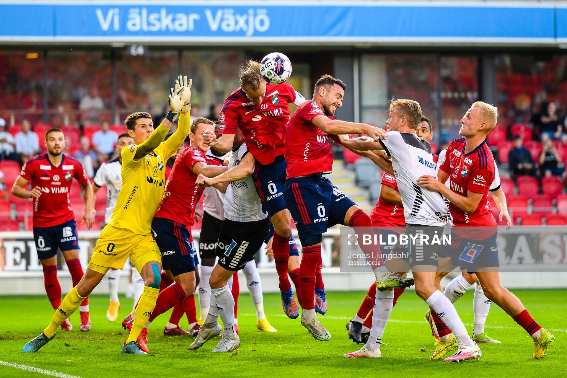Östers Månz Berg nickar