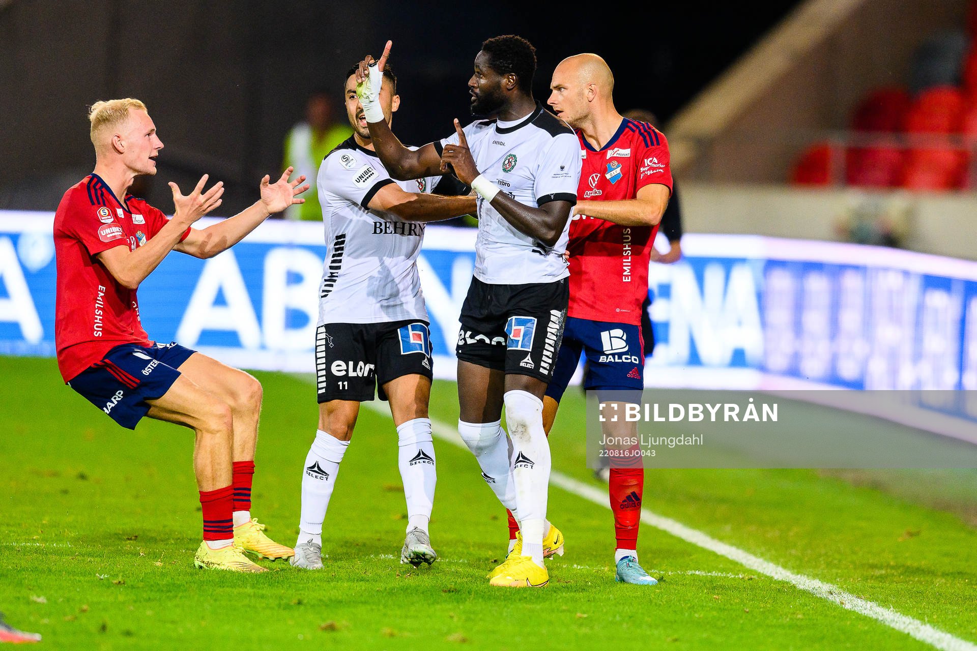 Irriterat mellan Östers Adam Bergmark Wiberg och Örebros Nasiru Moro under fotbollsmatchen i Superettan mellan Öster och Örebro den 16 augusti 2022 i Växjö.