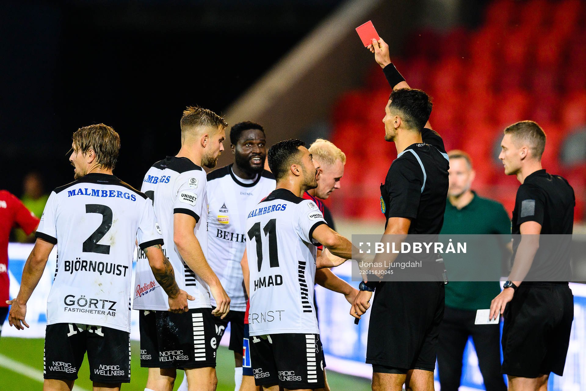Örebros Nasiru Moro tilldelas rött kort av Domare Adi