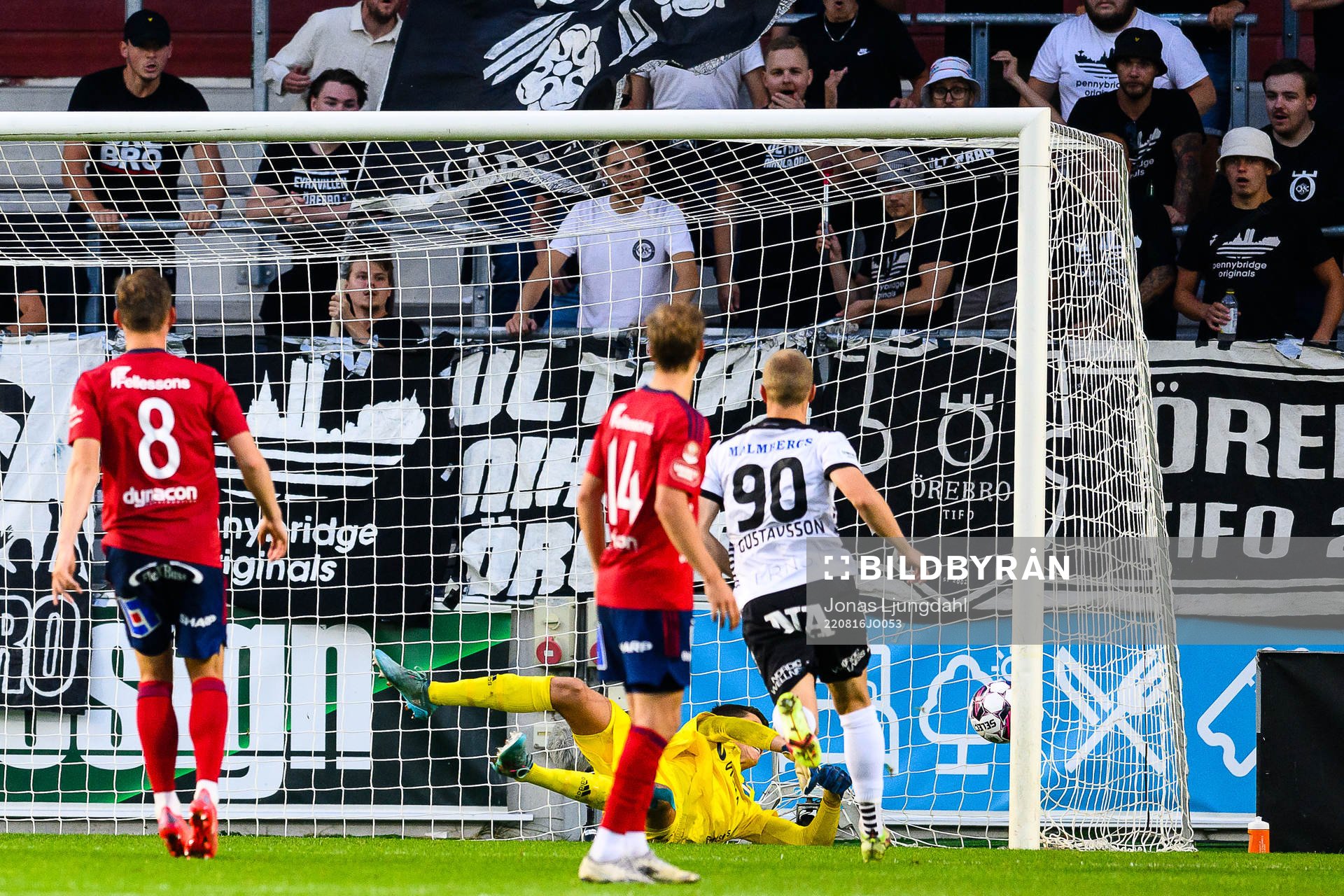 Örebros Jiloan Hamad (ej i bild) gör mål 0-1 bakom Östers målvakt Victor Stulic under fotbollsmatchen i Superettan mellan Öster och Örebro den 16 augusti 2022 i Växjö.