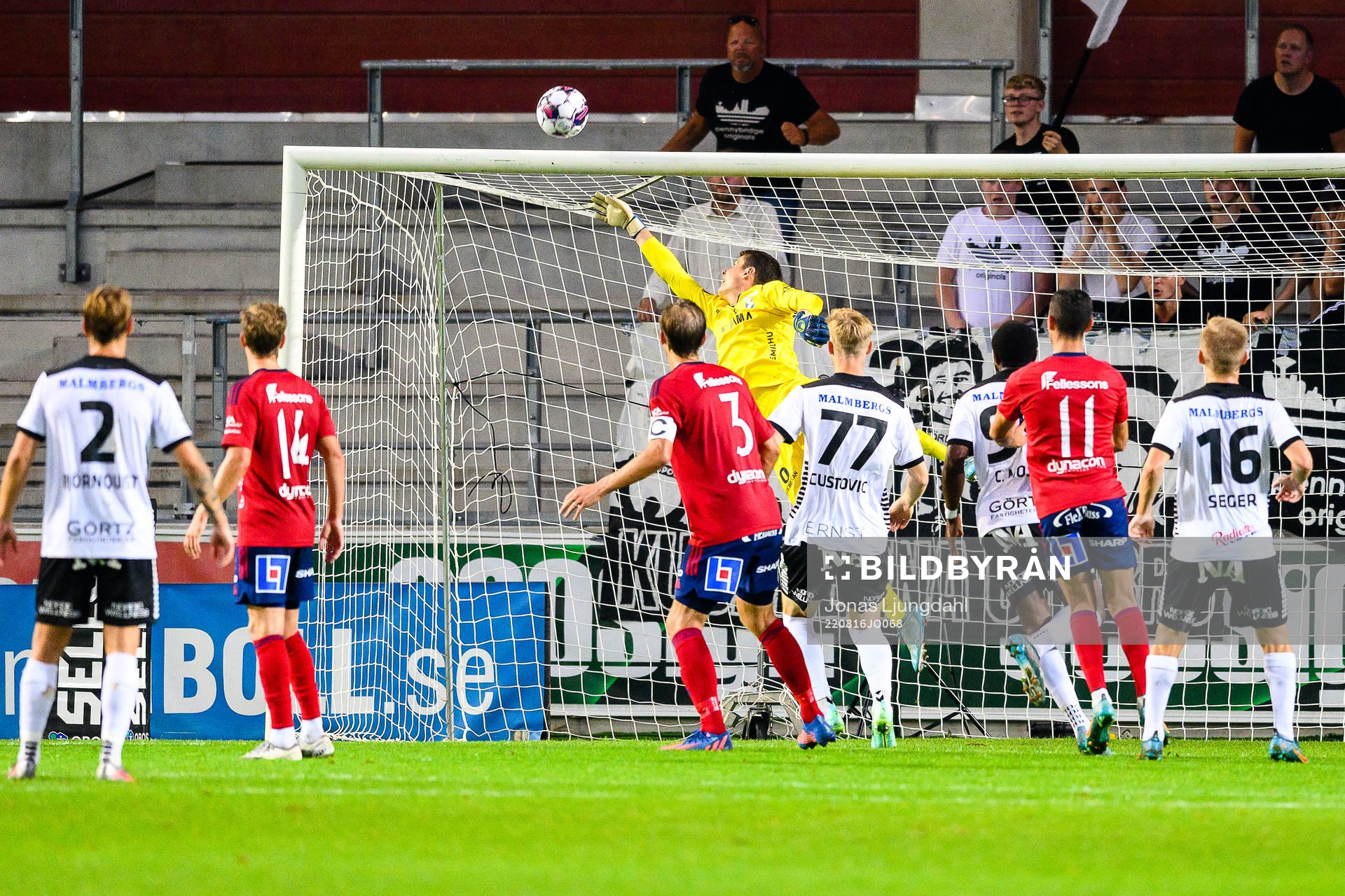 Östers målvakt Victor Stulic gör en räddning