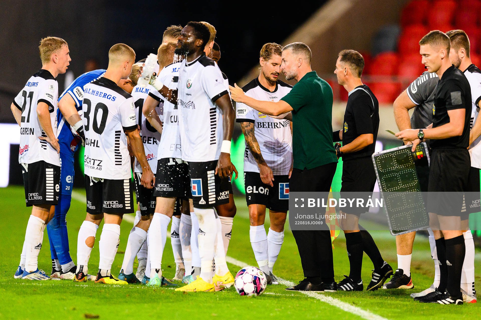 Örebros tränare Axel Kjäll pratar med spelarna