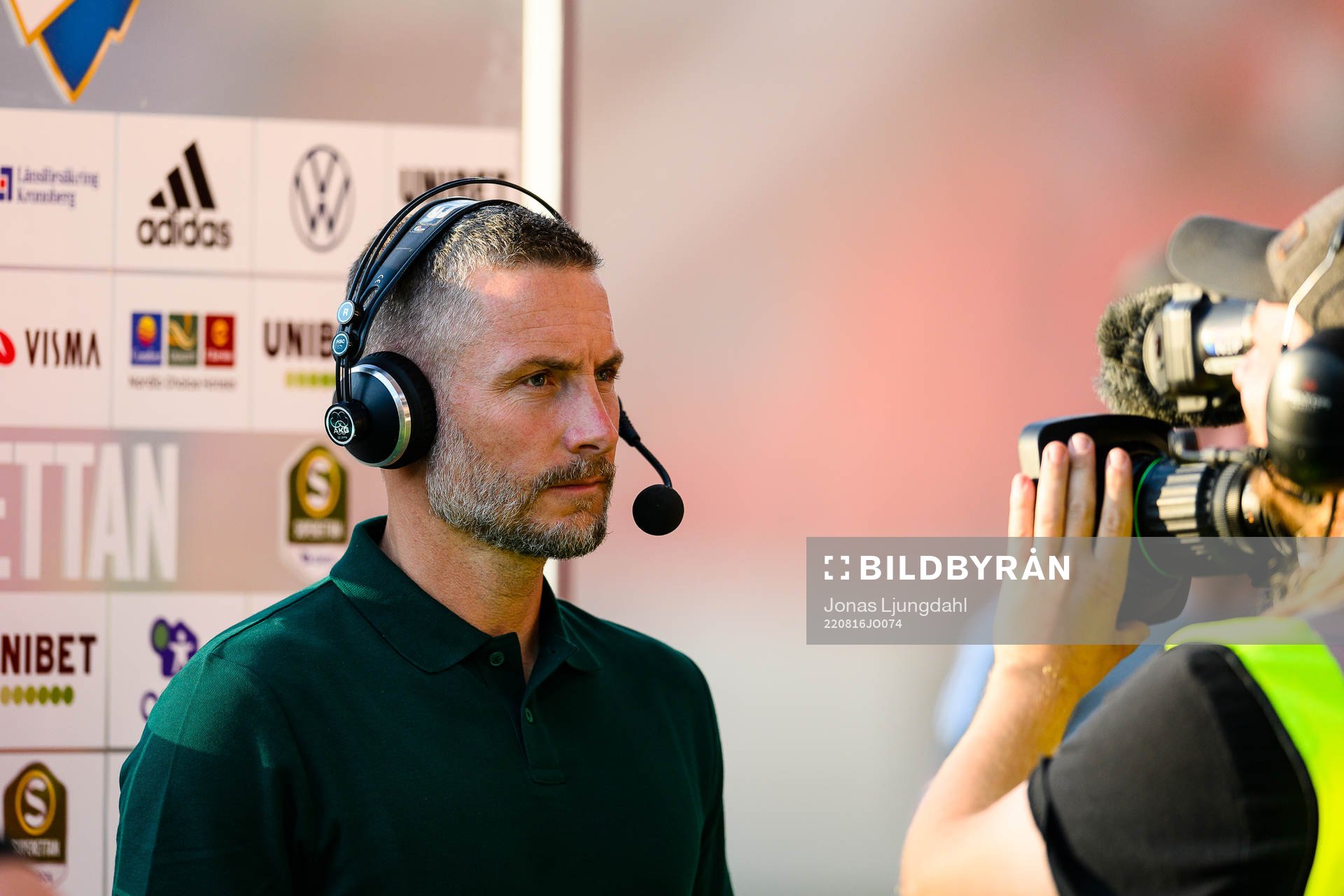 Örebros tränare Axel Kjäll blir intervjuad före