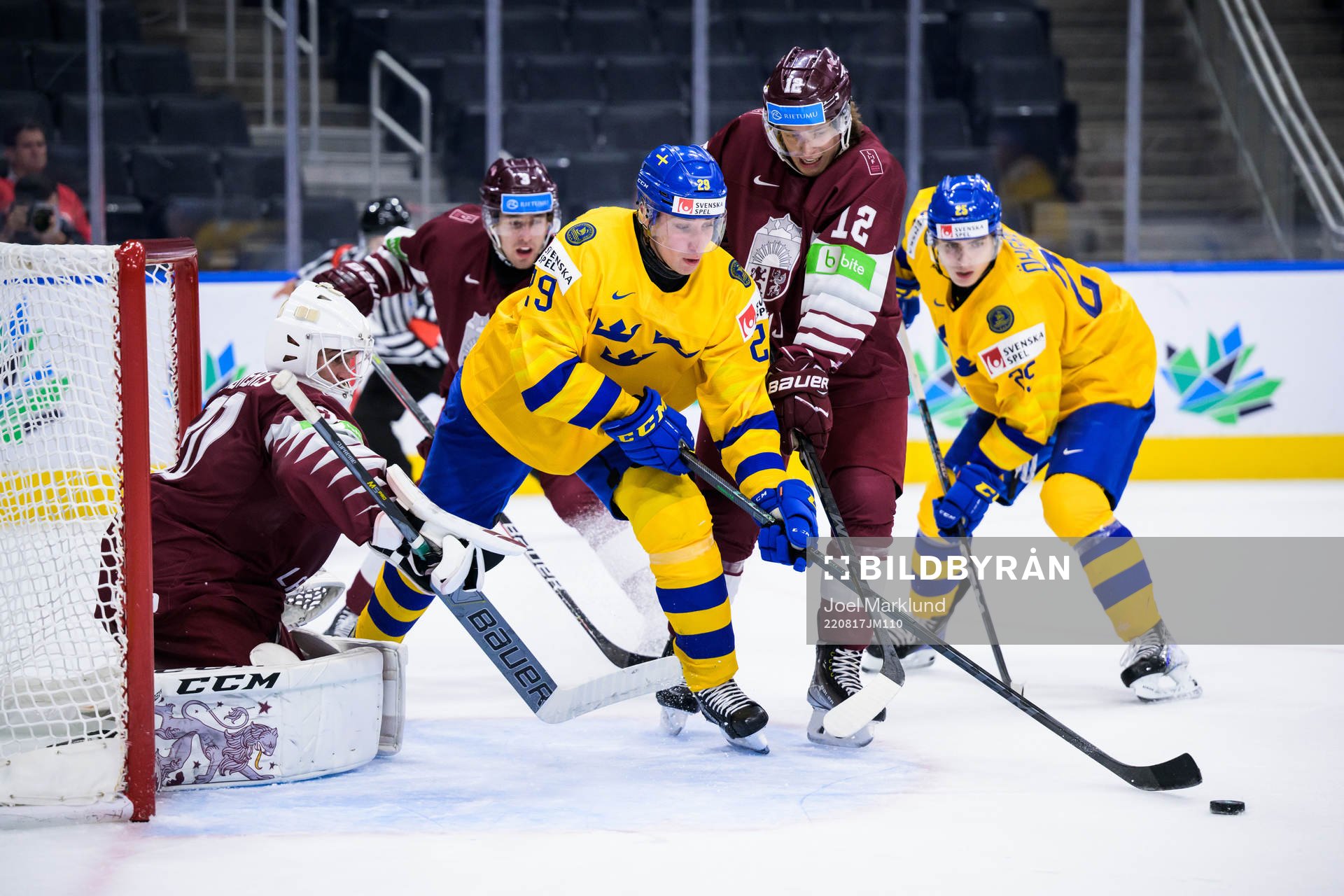 Daniel Torgersson och Liam Öhgren against goaltender Bruno