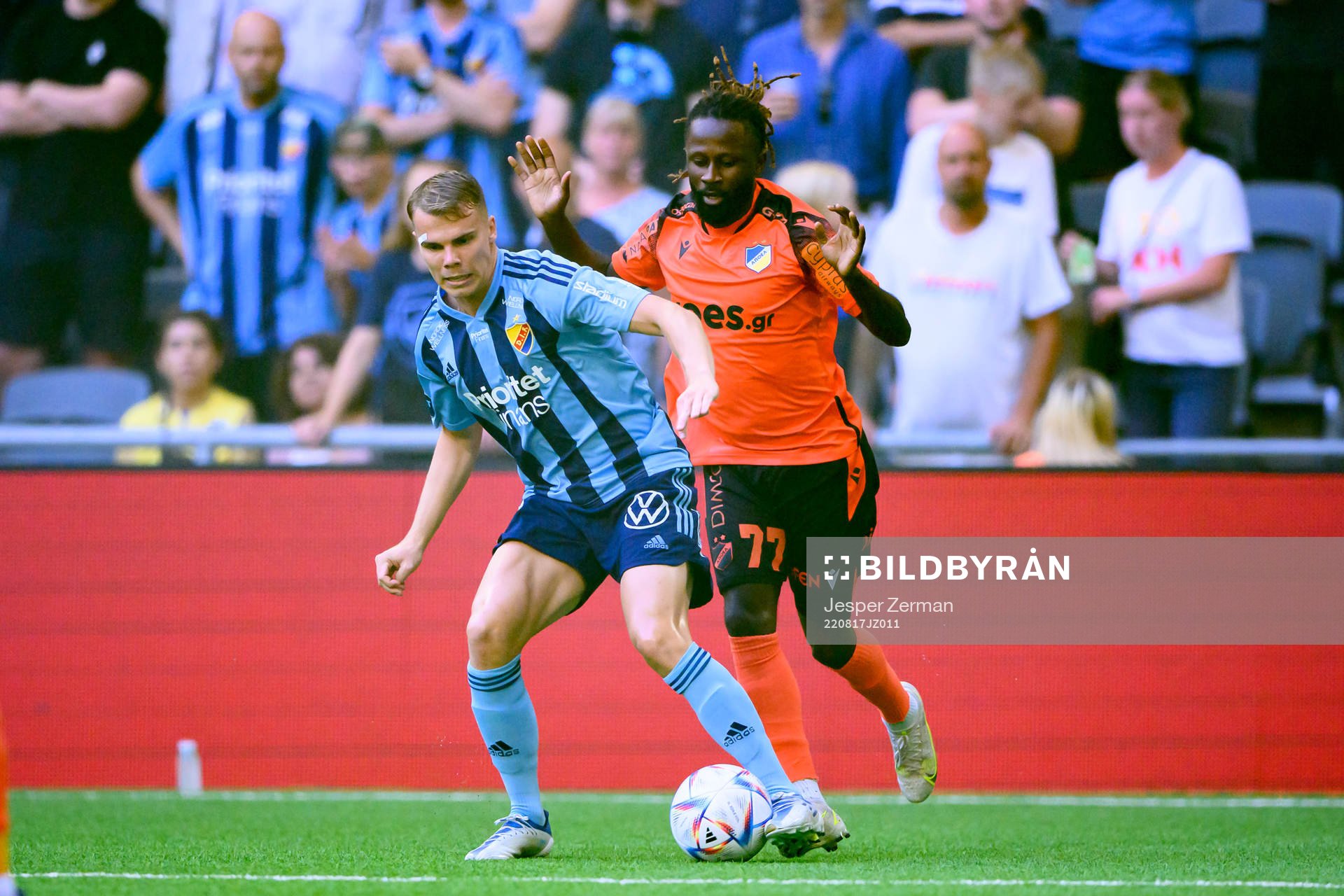 Elias Andersson of Djurgården and Dieumerci Ndongala of