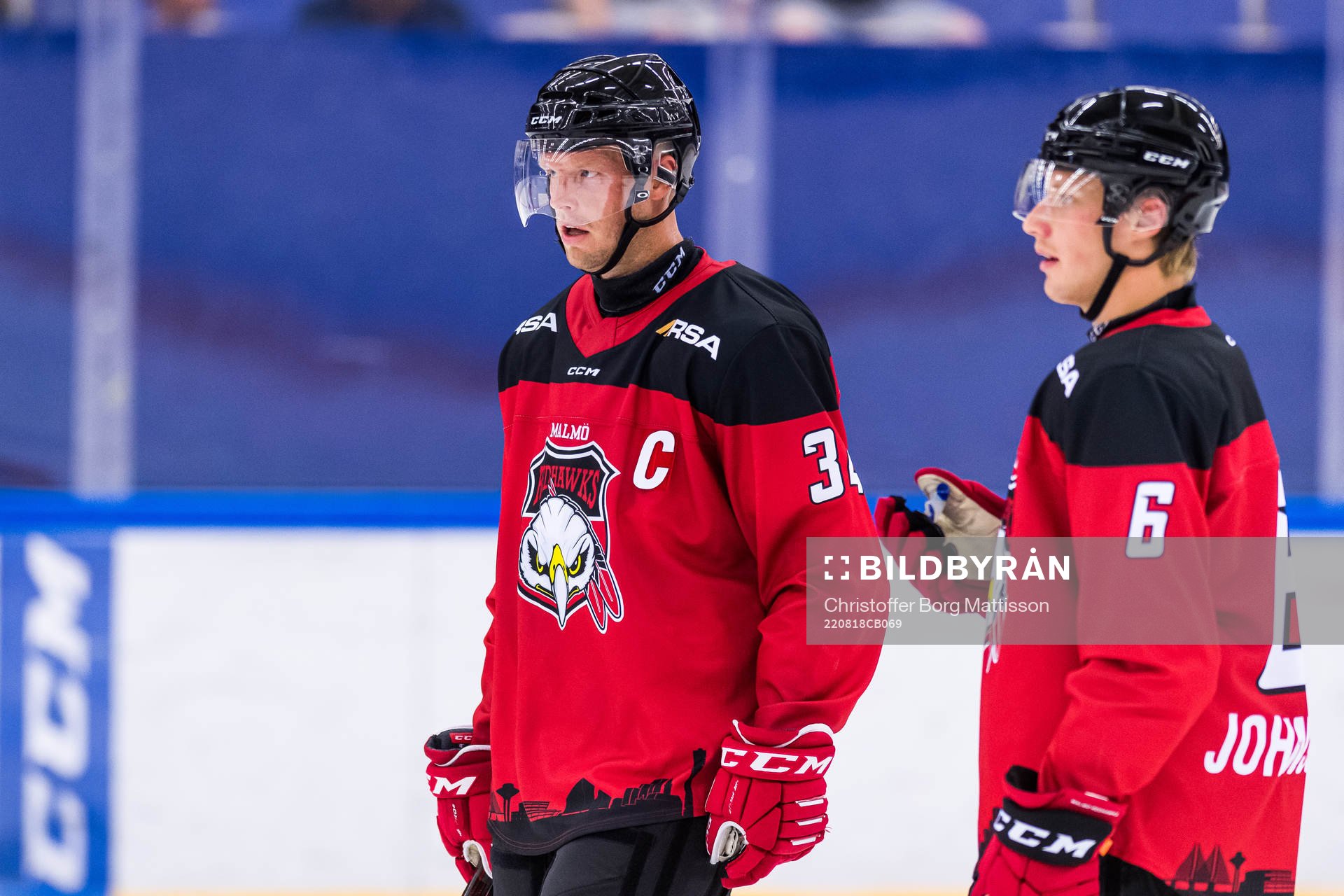 Malmö Redhawks Carl Söderberg och Theodor Johnsson deppar