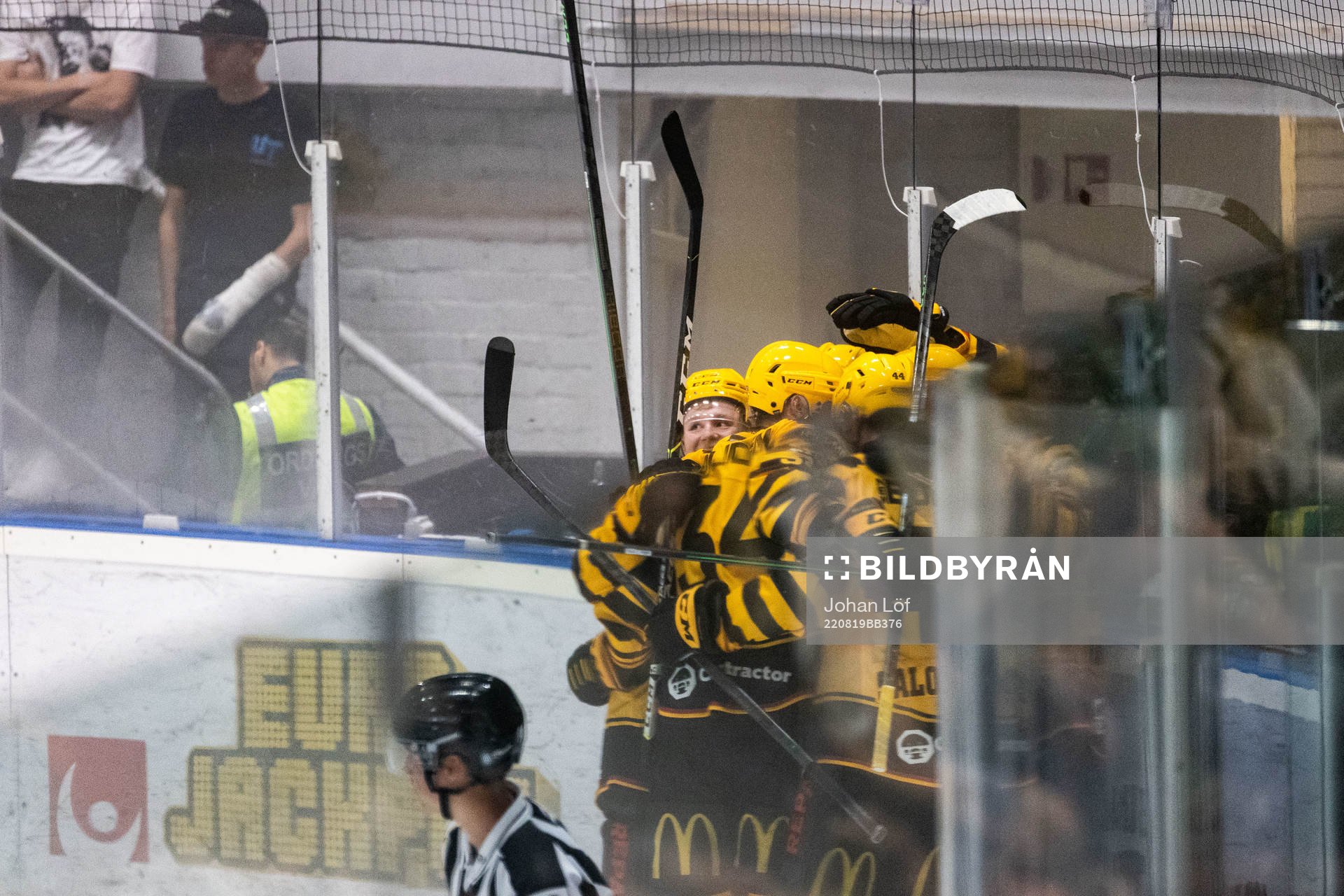 Skellefteås Linus Lindström jublar med lagkamrater