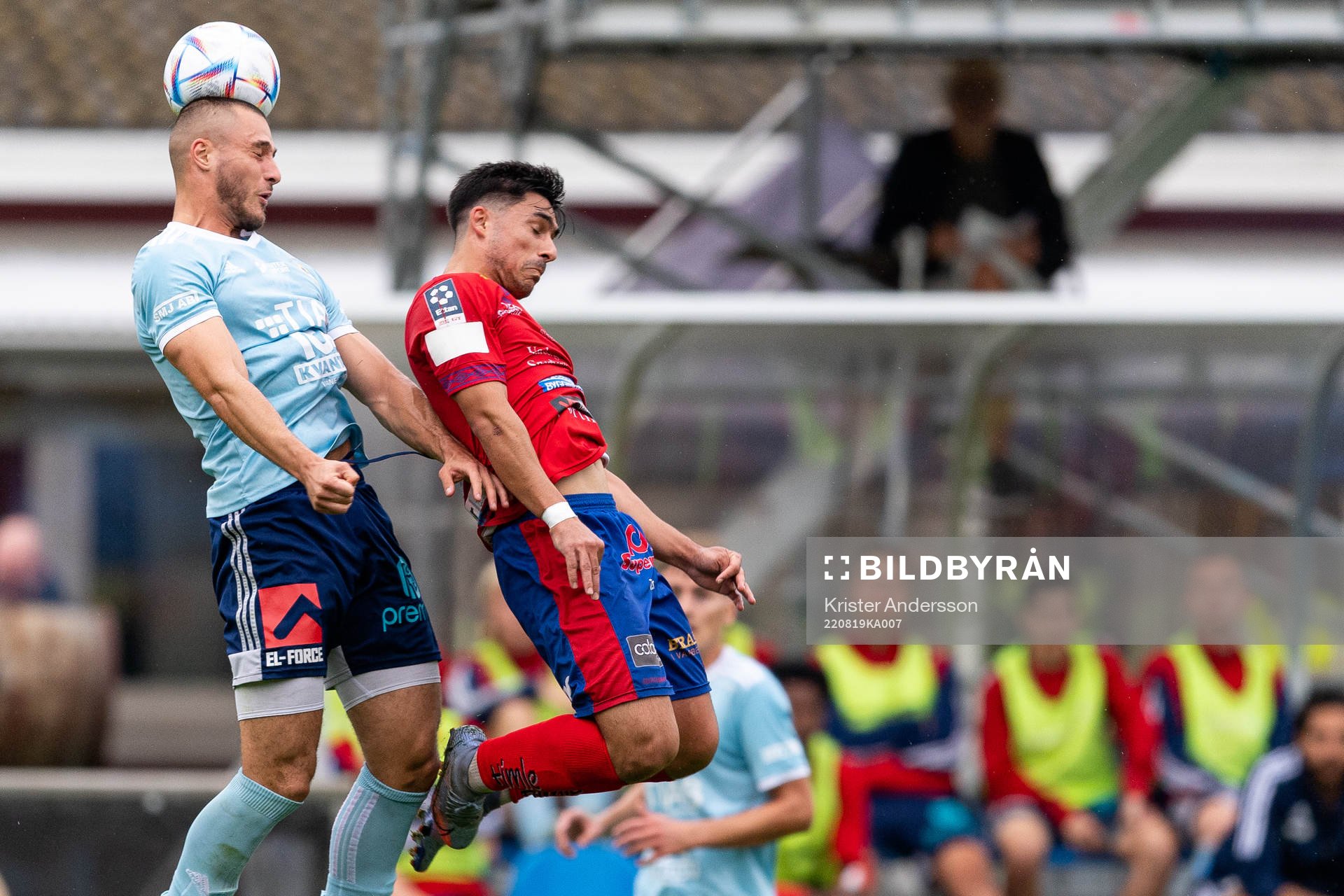 Vänersborgs Milos Andelkovic och Tvååkers Mohammad Alshalkadi under fotbollsmatchen i Ettan södra mellan Tvååker och Vänersborg den 19 augusti 2022 i Tvååker.
