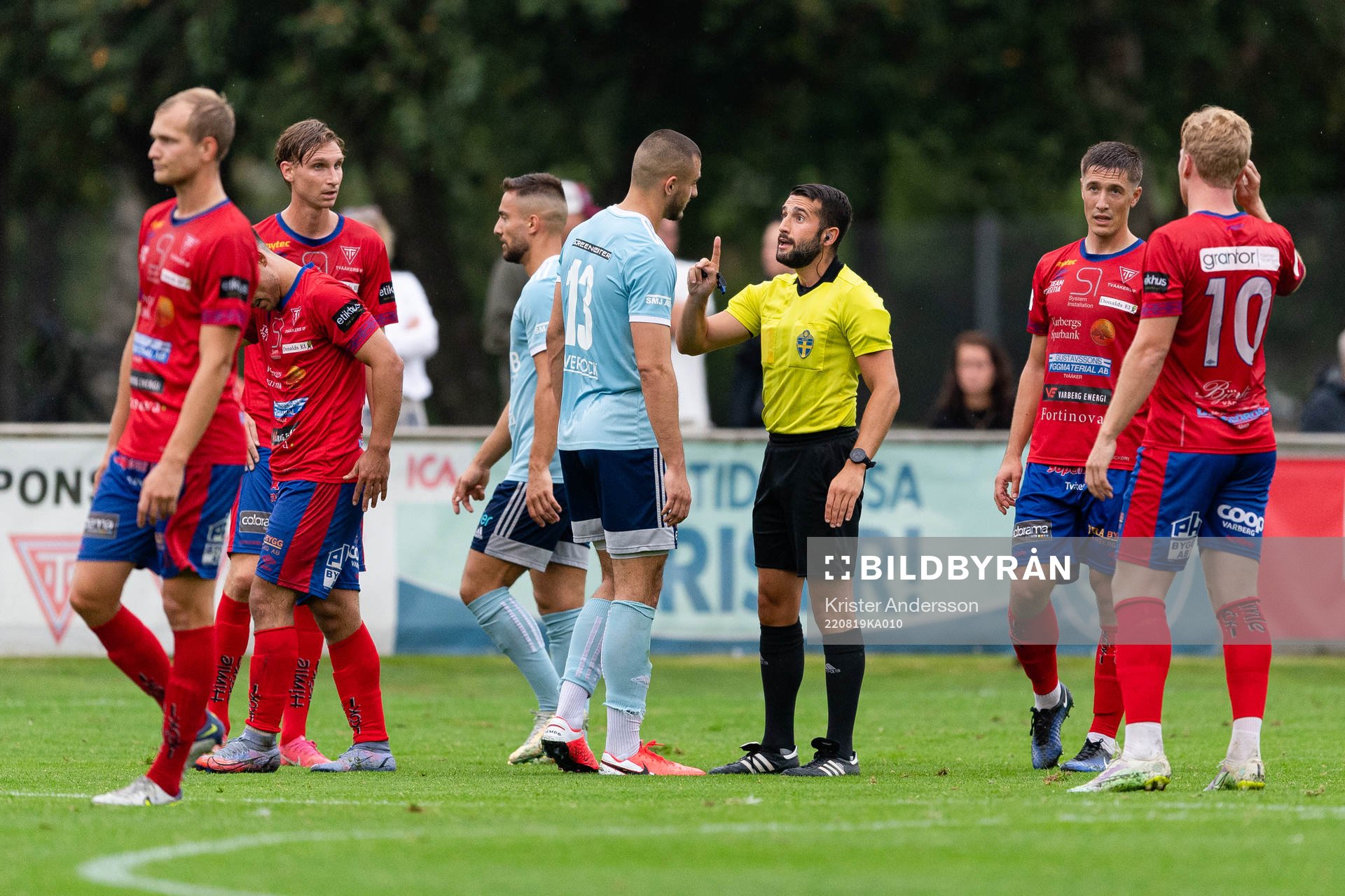 Vänersborgs Milos Andelkovic och Domare Joseph Matti