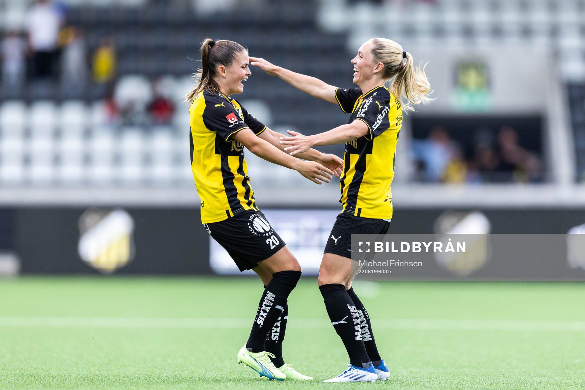 Häckens Hanna Wijk och Elin Rubensson jublar