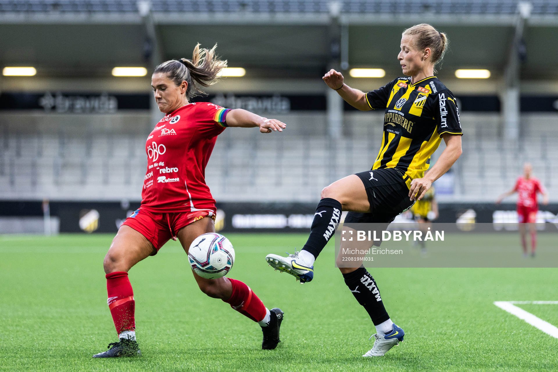 Örebros Carly Wickenheiser och Häckens Anna Anvegård