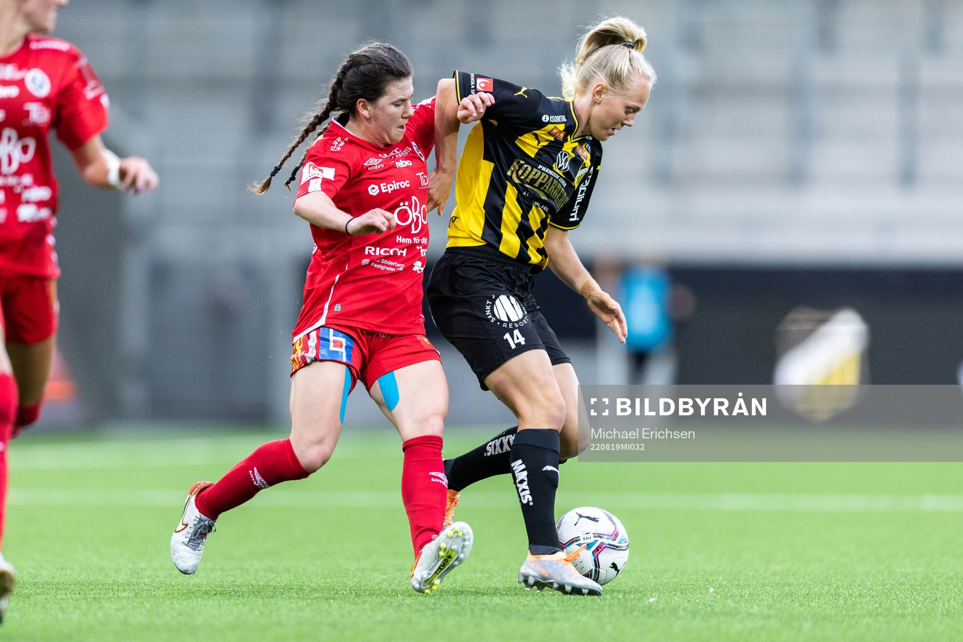 Örebros Elizabeth Pechersky och Häckens Molly Johansson under fotbollsmatchen i Damallsvenskan mellan Häcken och Örebro den 19 augusti 2022 i Göteborg.