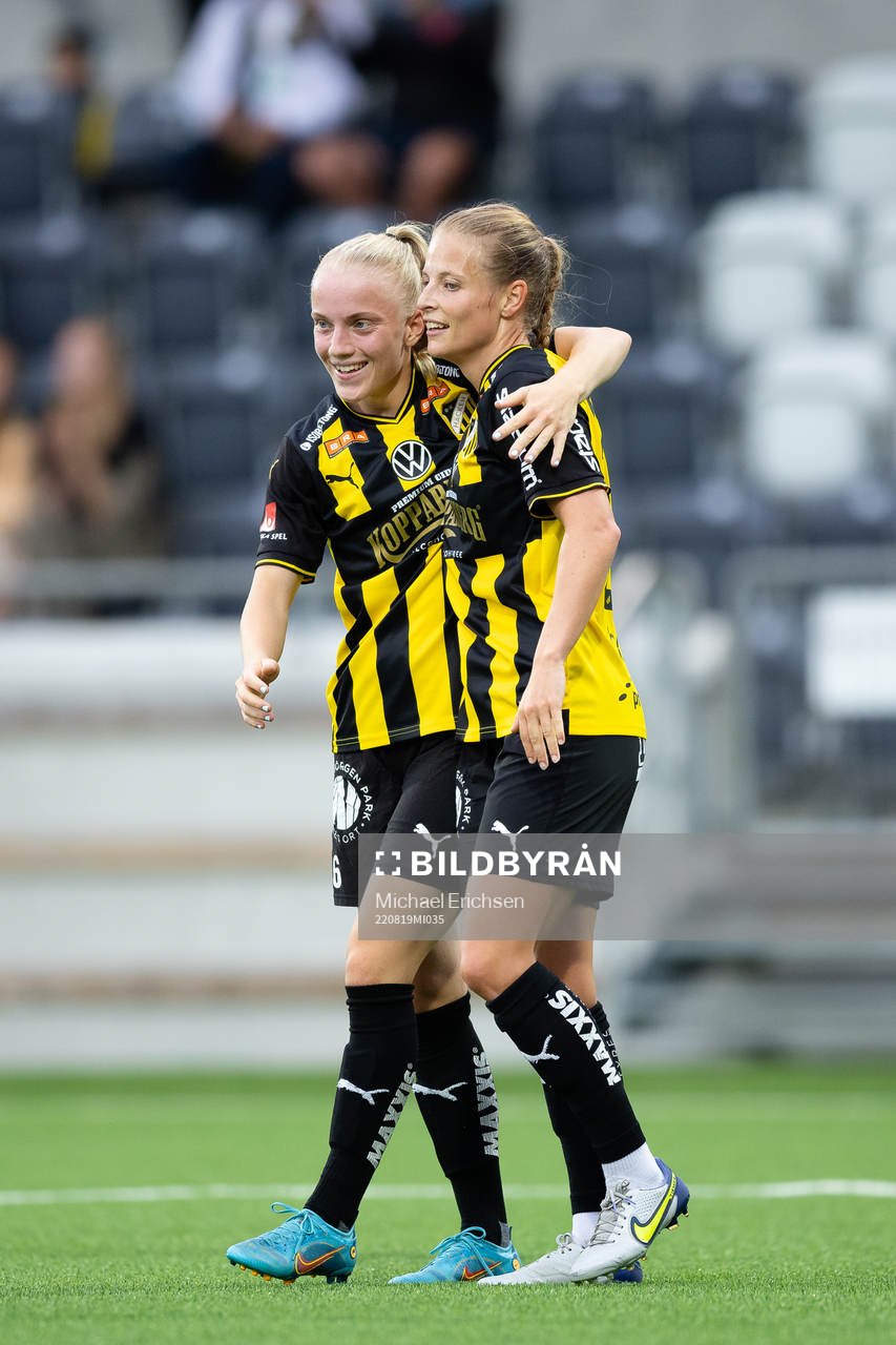 Anna Sandberg jublar ihop med 5-0 målskytten Anna Anvegård