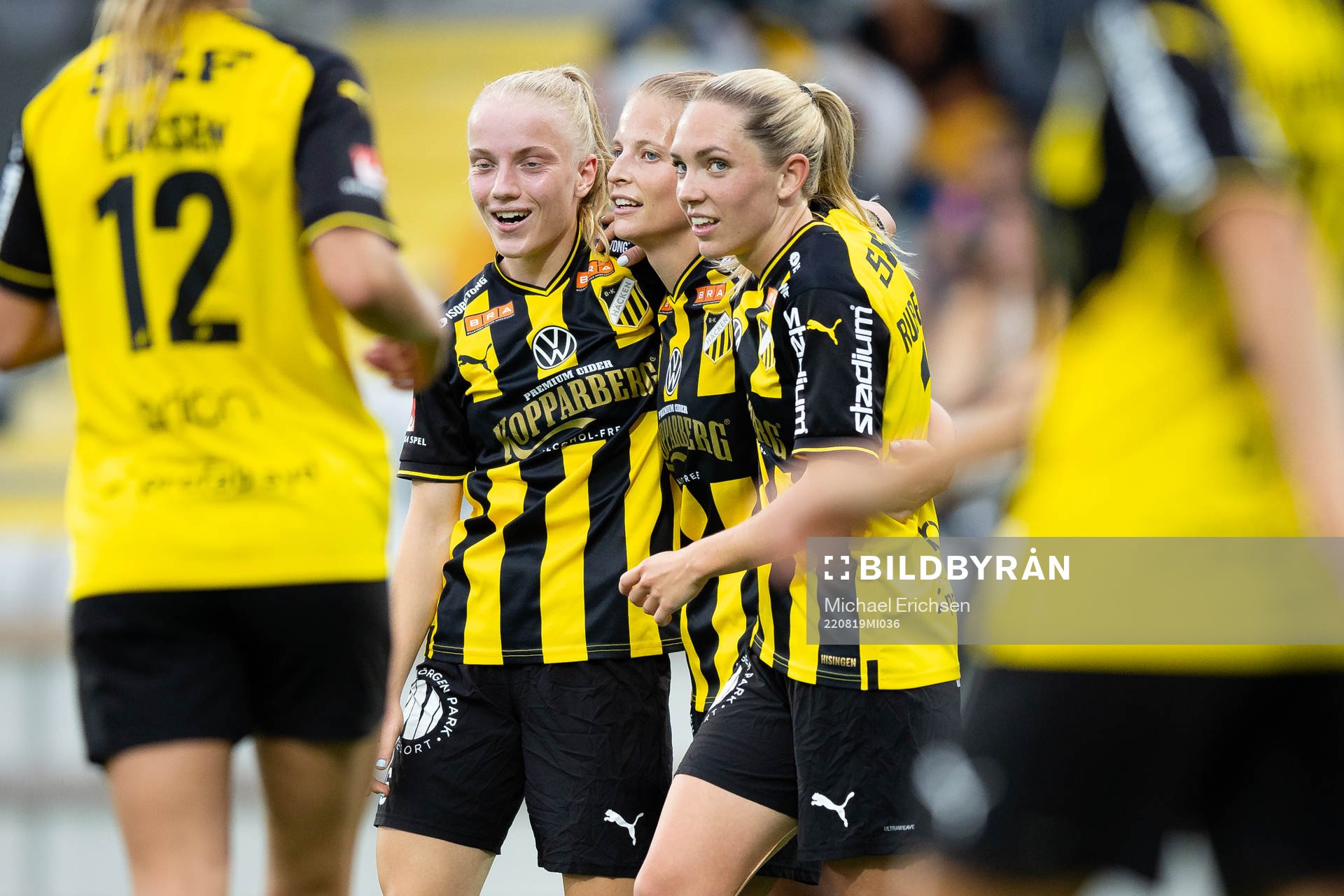 Häckens Anna Anvegård jublar med lagkamrater