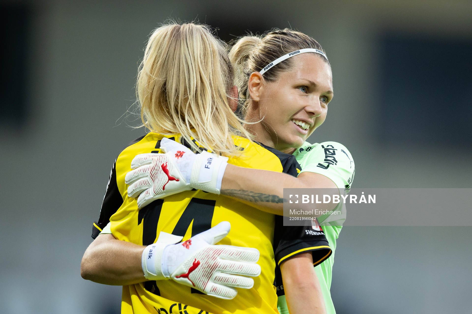 Häckens målvakt Jennifer Falk jublar ihop med Molly