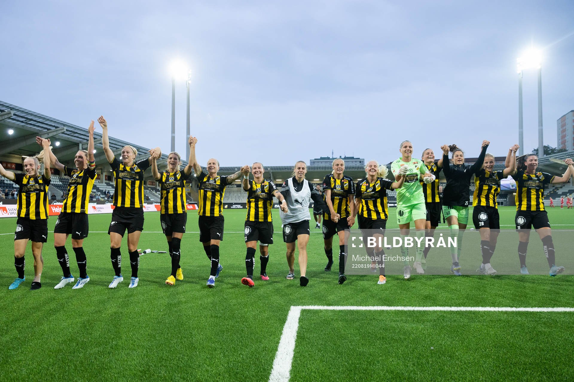 Häckens spelare jublar