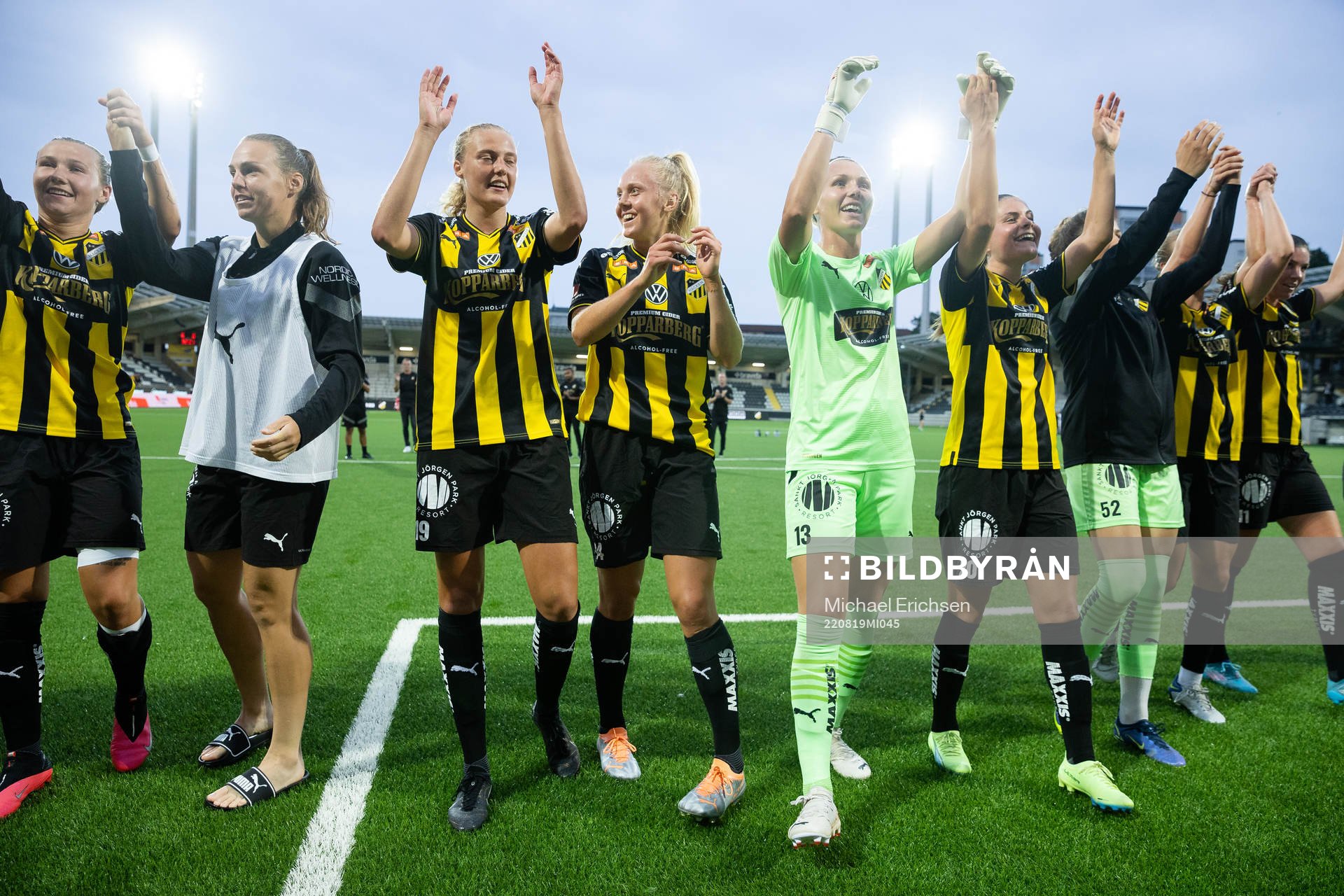Häckens spelare jublar