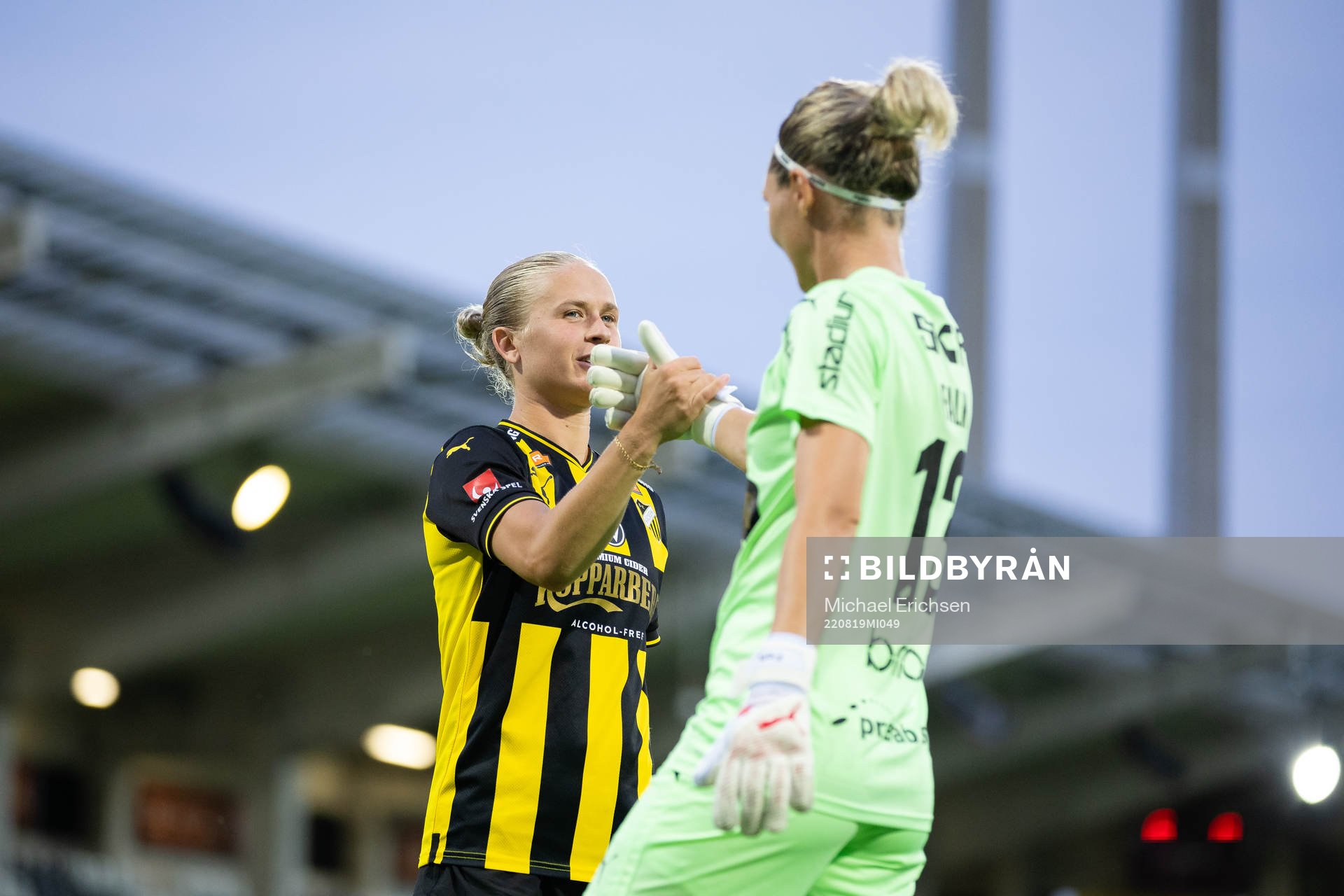 Häckens Filippa Curmark jublar ihop med målvakt Jennifer