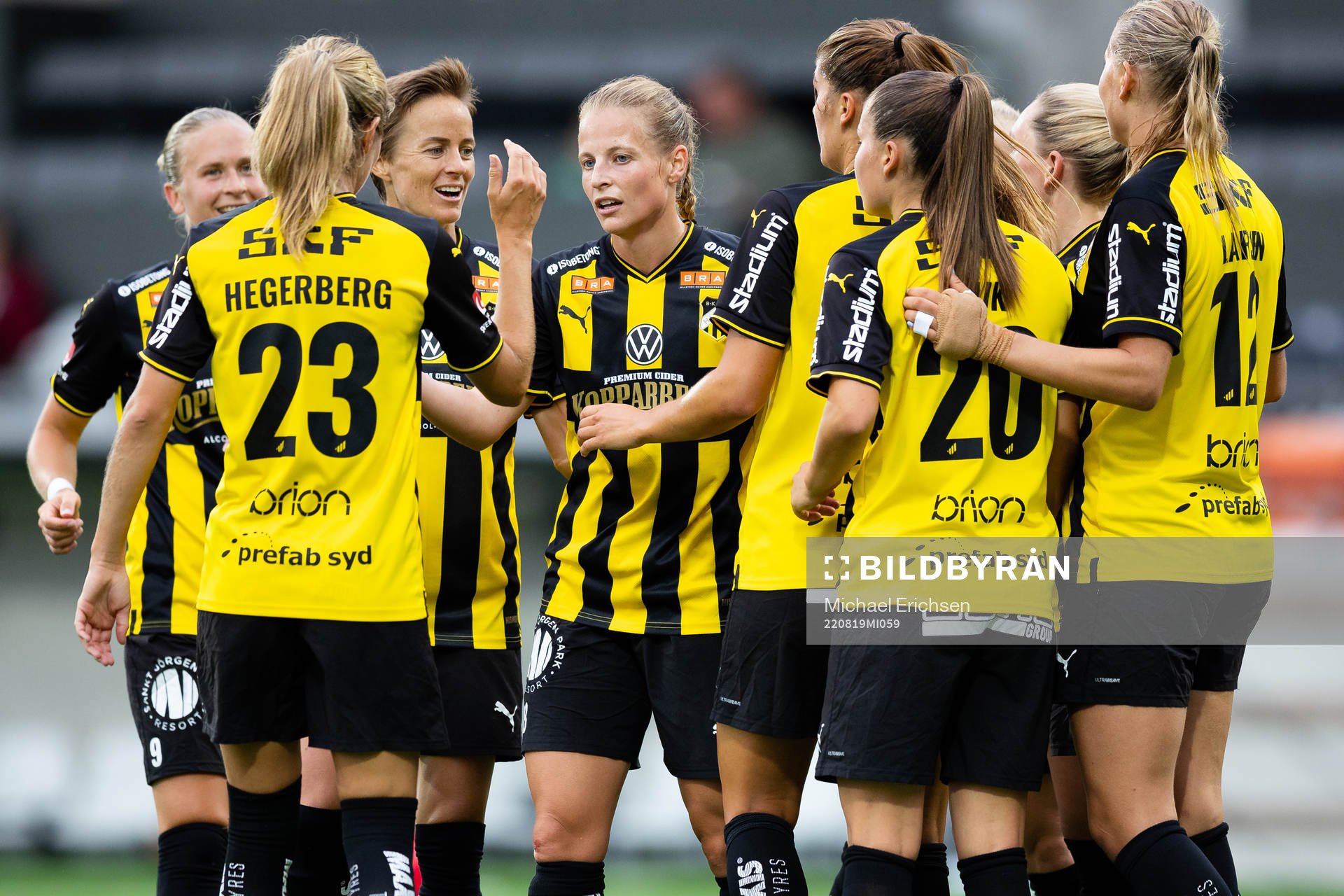 Häckens Anna Anvegård jublar med lagkamrater