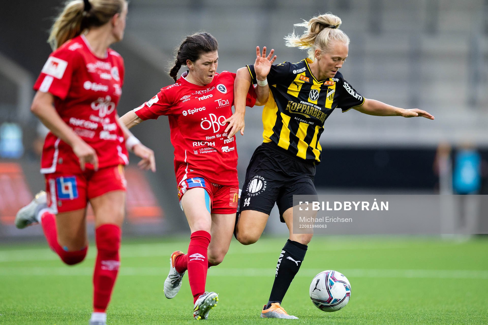 Örebros Elizabeth Pechersky och Häckens Molly Johanssonunder fotbollsmatchen i Damallsvenskan mellan Häcken och Örebro den 19 augusti 2022 i Göteborg.