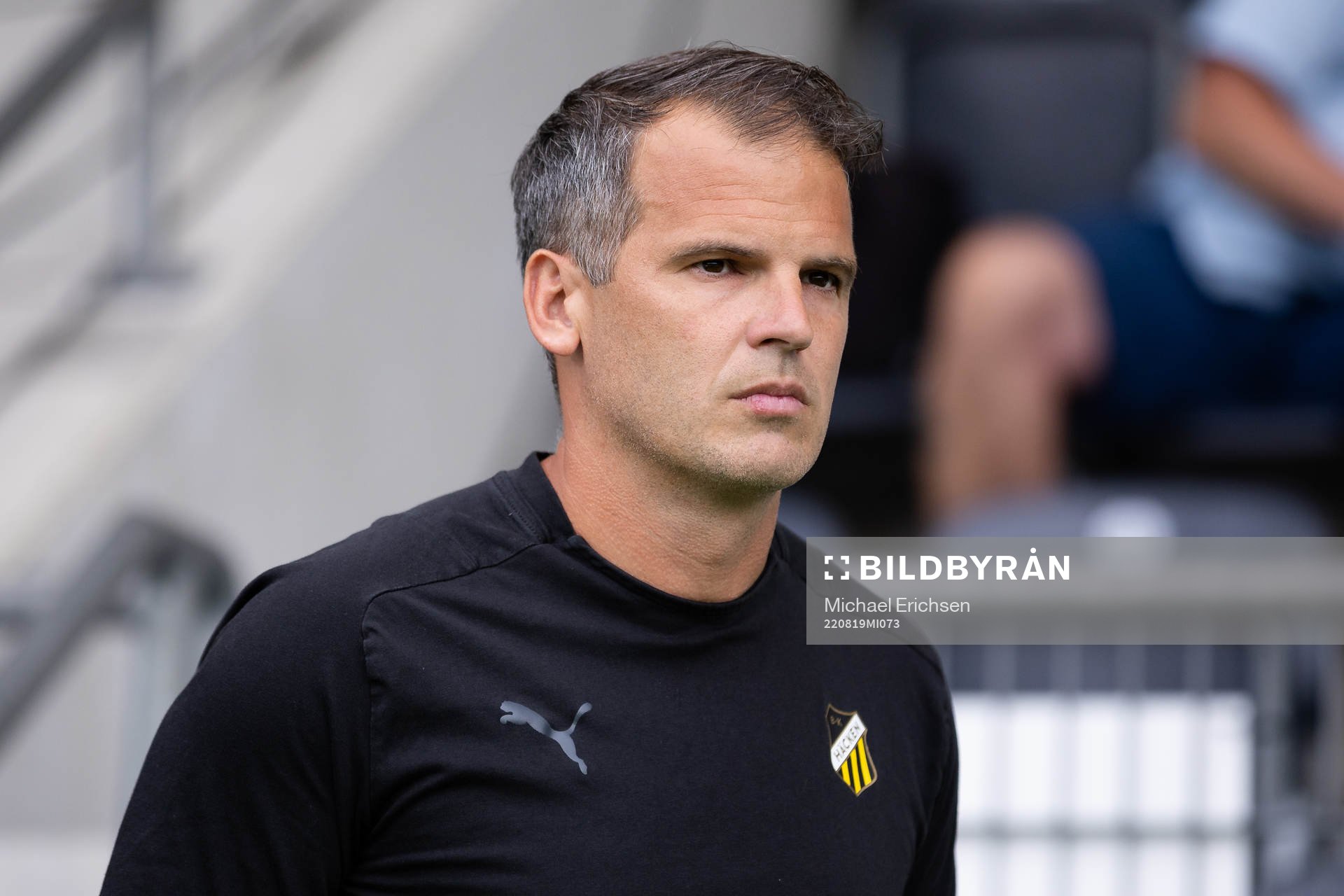 Häckens tränare Robert Vilahamn innan  fotbollsmatchen i