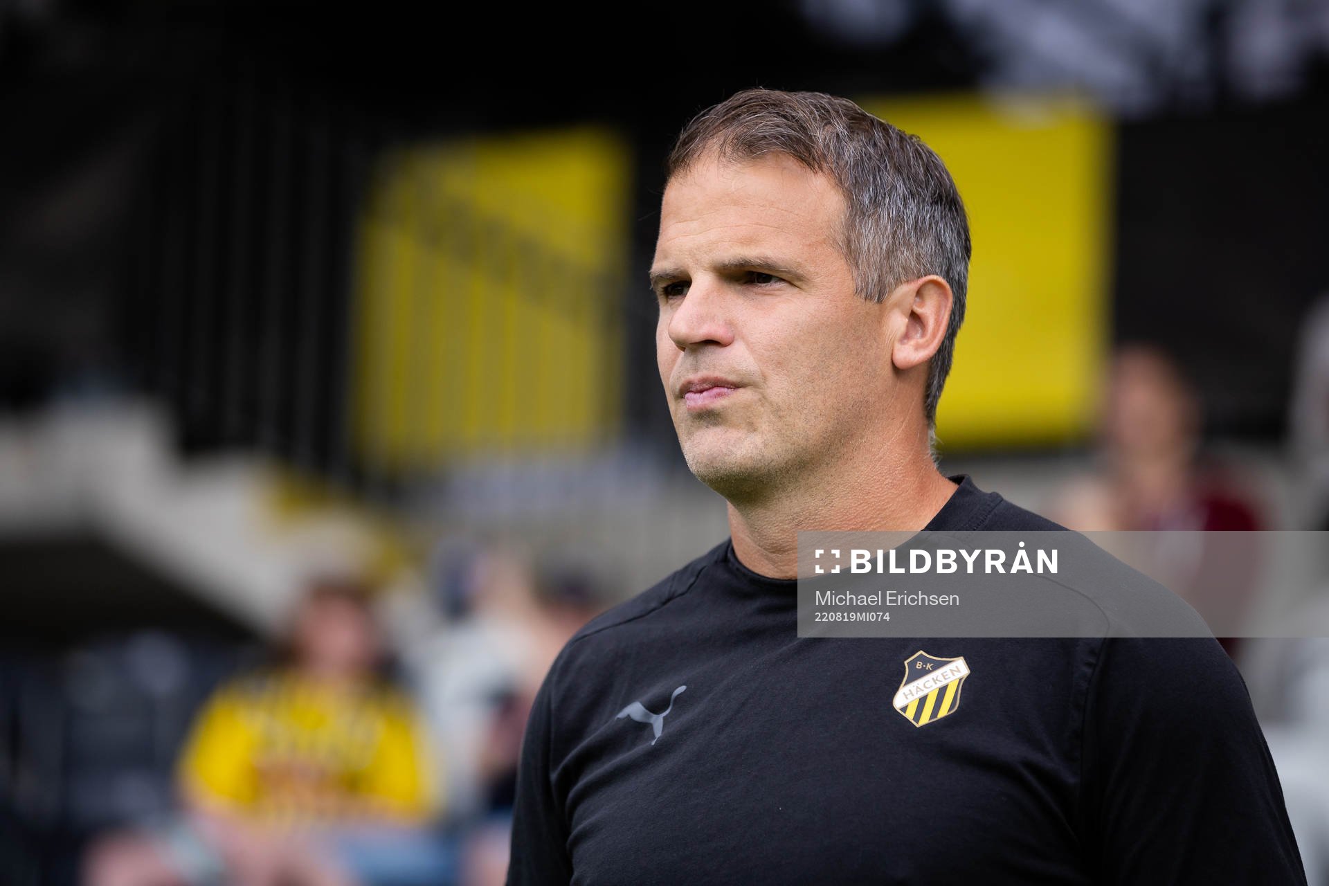 Häckens tränare Robert Vilahamn innan  fotbollsmatchen i