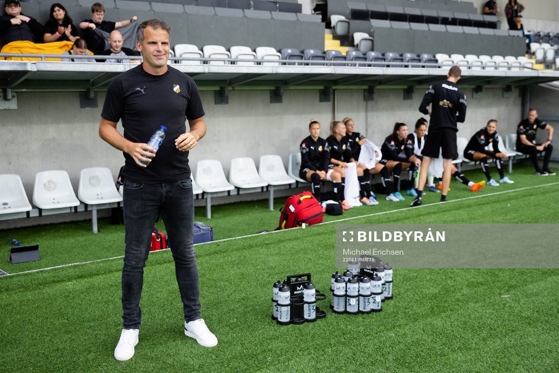 Häckens tränare Robert Vilahamn innan  fotbollsmatchen i