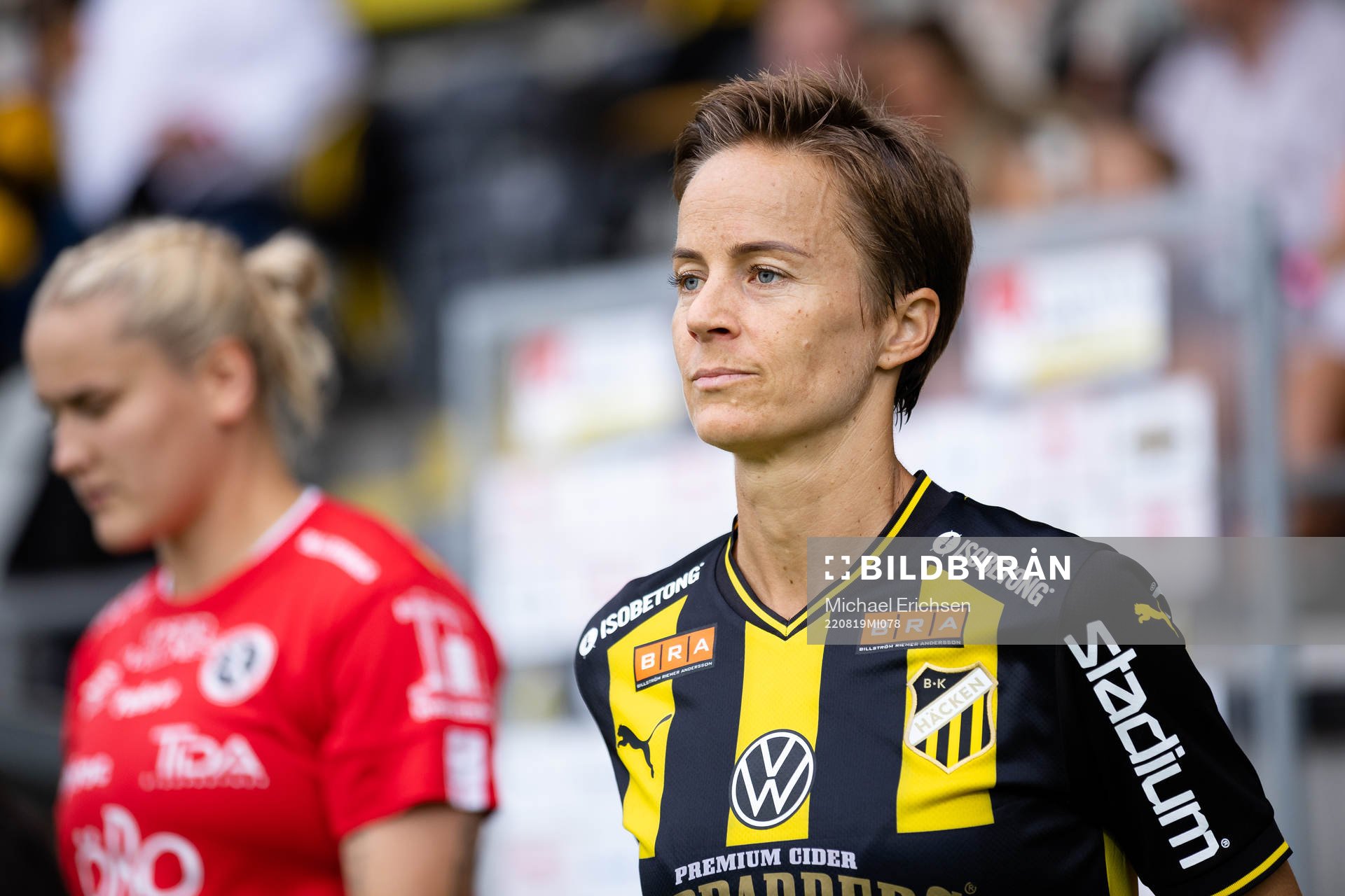 Häckens Aivi Luik på väg in för line up innan