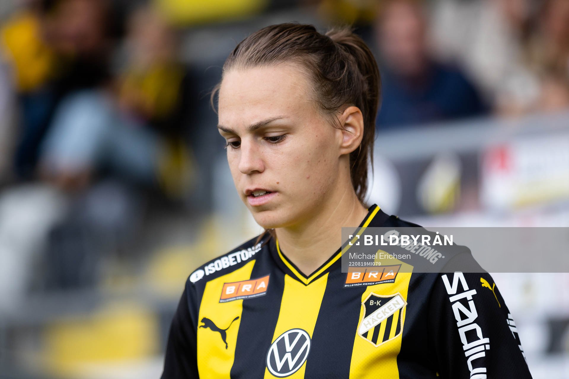 Häckens Dora Zeller på väg in för line up innan