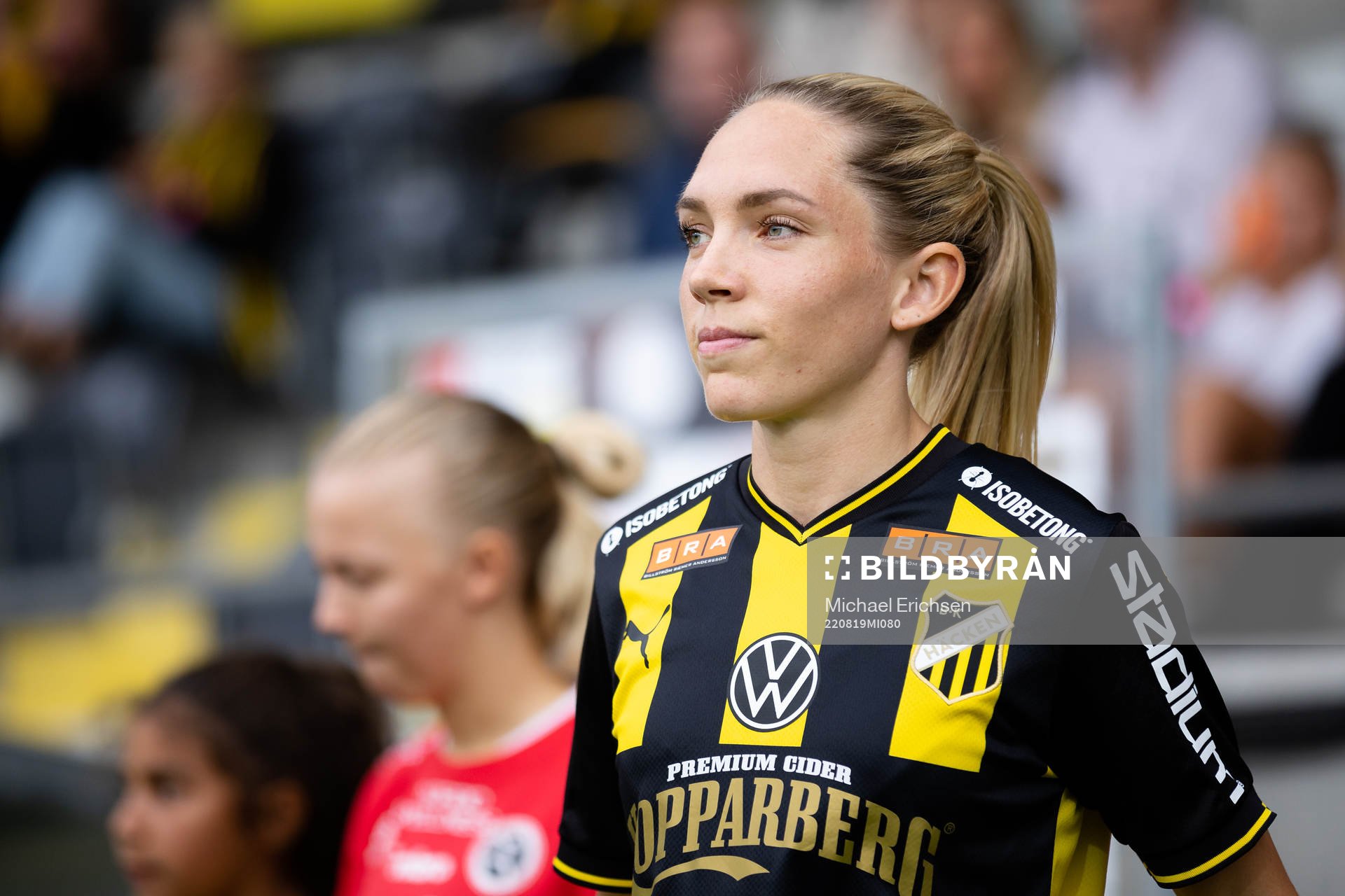 Häckens Elin Rubensson på väg in för line up innan  fotbollsmatchen i Damallsvenskan mellan Häcken och Örebro den 19 augusti 2022 i Göteborg. 