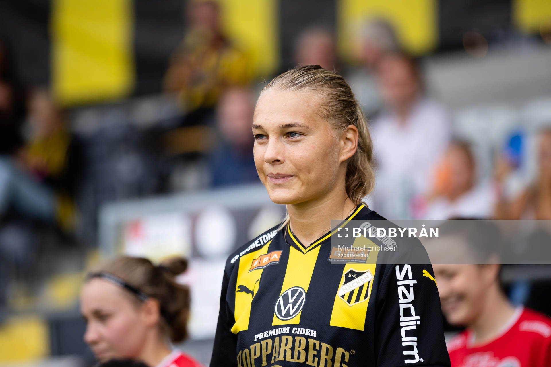 Häckens Stine Larsen på väg in för line up innan