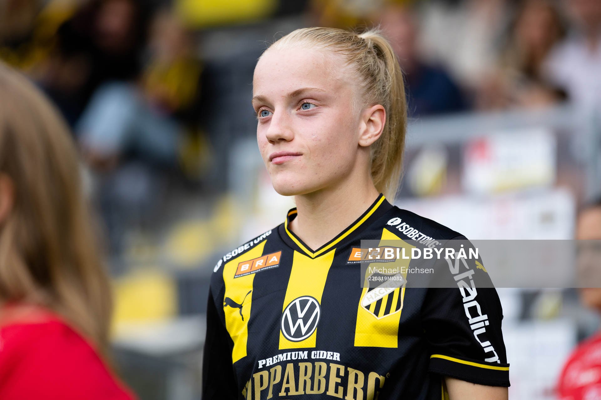 Häckens Anna Sandberg på väg in för line up innan