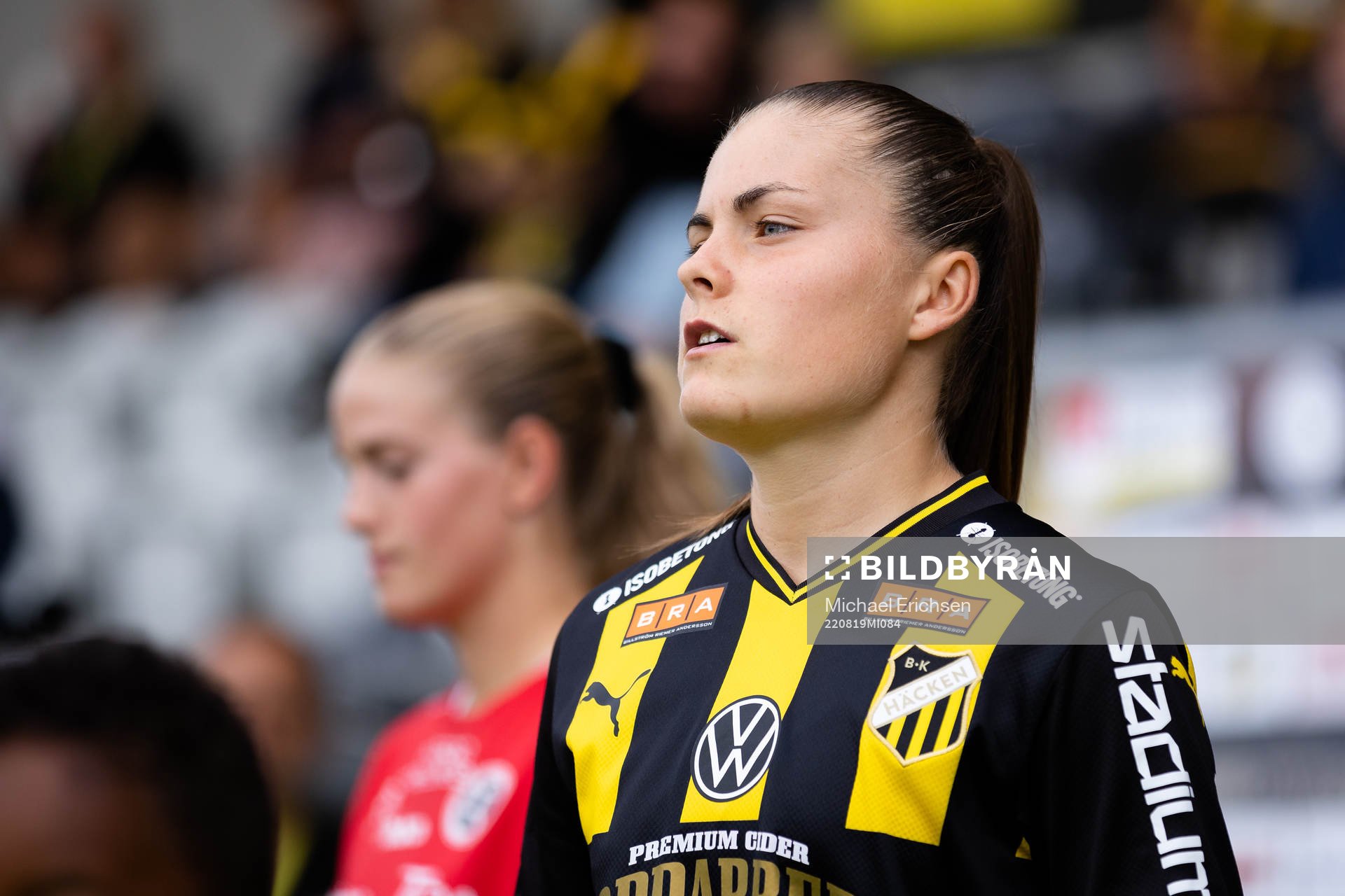 Häckens Hanna Wijk på väg in för line up innan fotbollsmatchen i Damallsvenskan mellan Häcken och Örebro den 19 augusti 2022 i Göteborg.