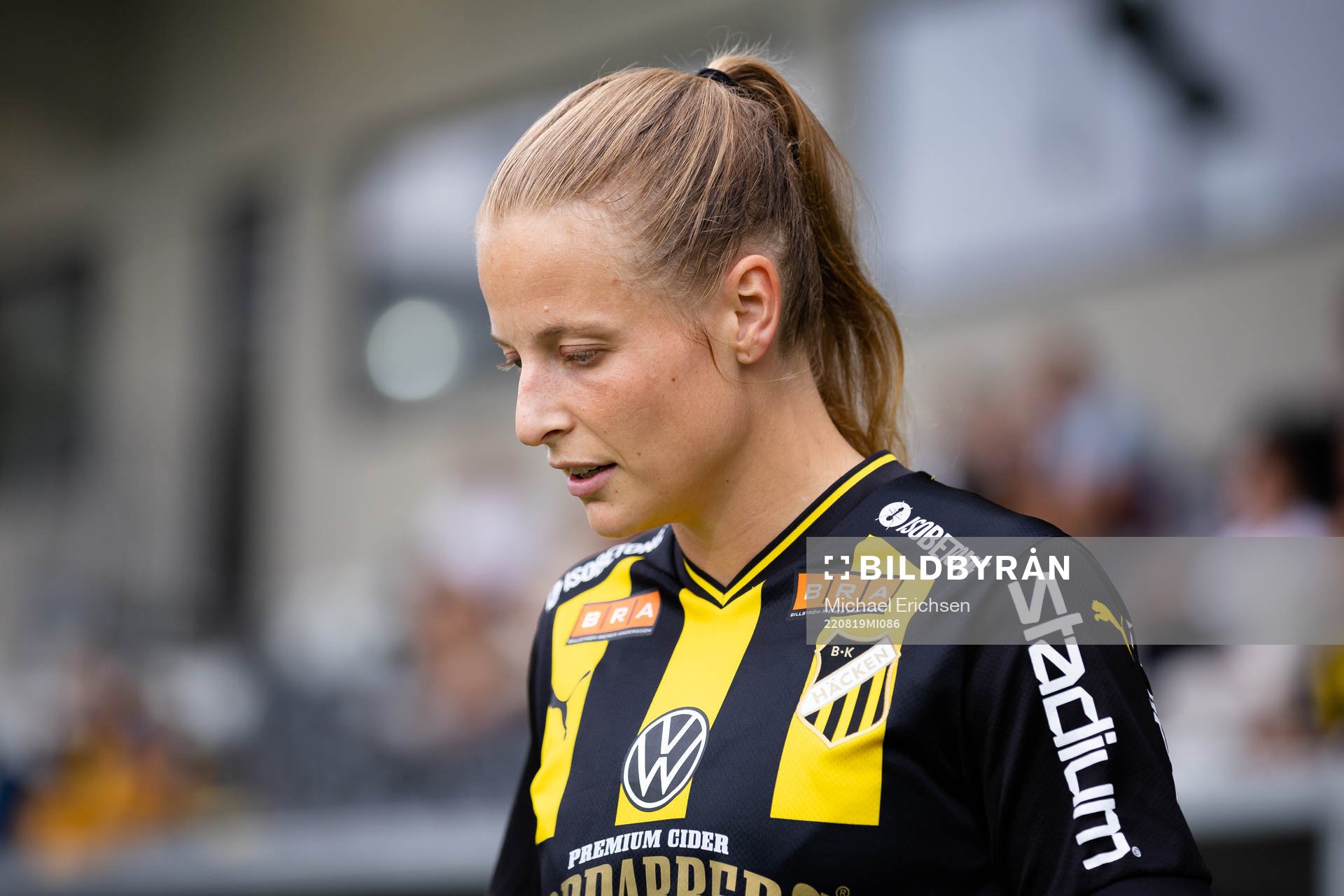 Häckens Anna Anvegård på väg in för line up innan