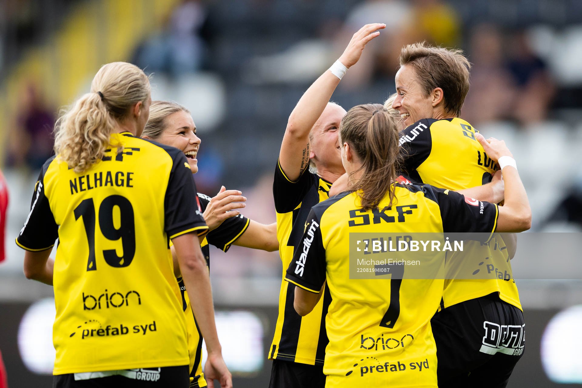 Häckens Aivi Luik jublar med lagkamrater