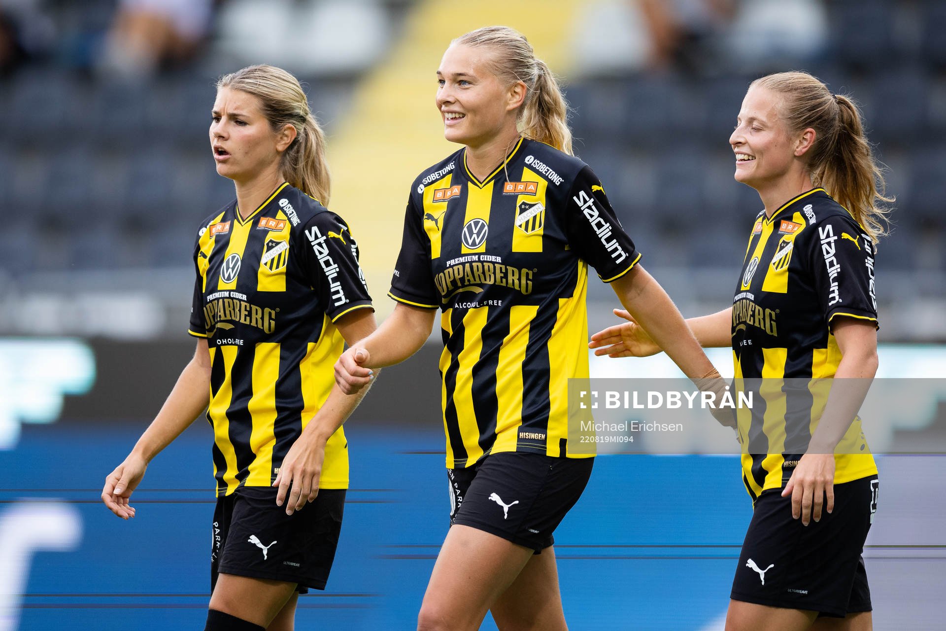 Häckens Stine Larsen jublar med Andrine Stolsmo Hegerberg och Anna Anvegård efter 4-0 under fotbollsmatchen i Damallsvenskan mellan Häcken och Örebro den 19 augusti 2022 i Göteborg.