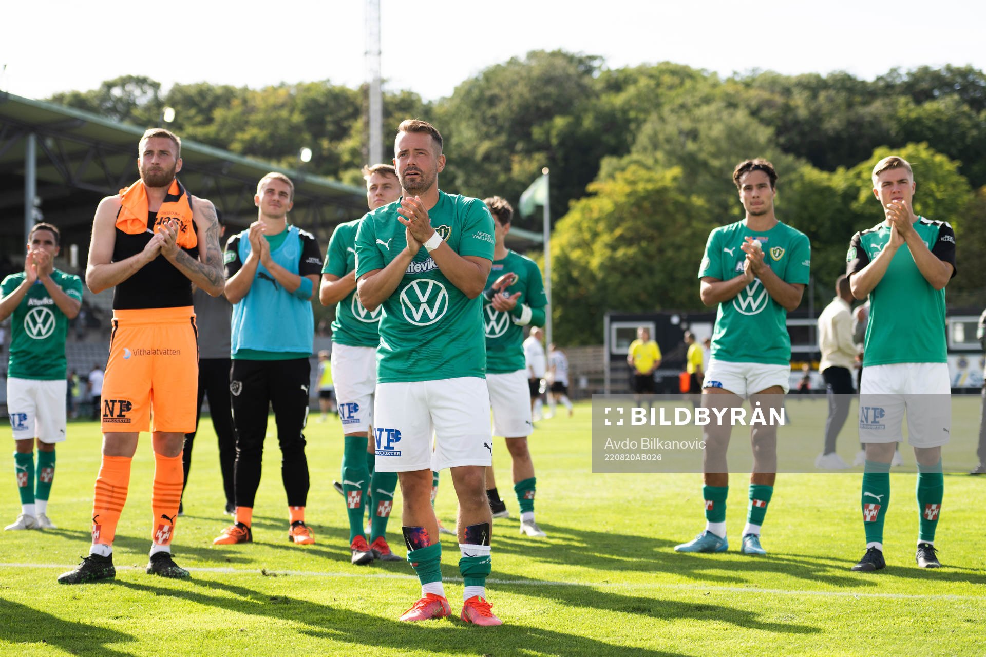 Jönköpings Fredric Fendrich tackar publiken efter slutsignalen under fotbollsmatchen i Superettan mellan Landskrona och Jönköpings Södra den 20 augusti 2022 i Landskrona.