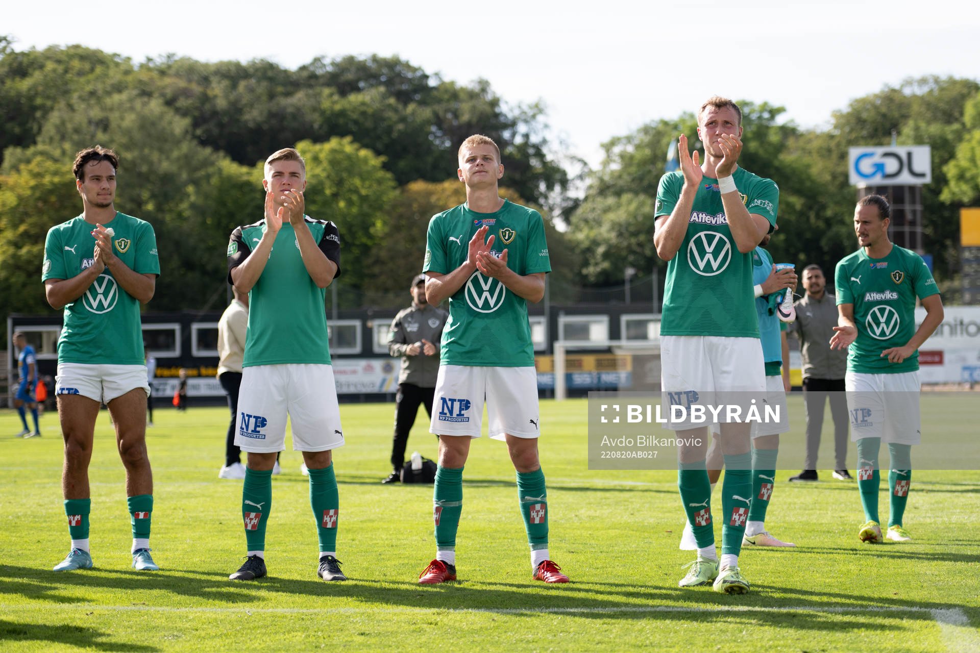 Jönköpings spelare tack publiken efter slutsignalen under fotbollsmatchen i Superettan mellan Landskrona och Jönköpings Södra den 20 augusti 2022 i Landskrona.