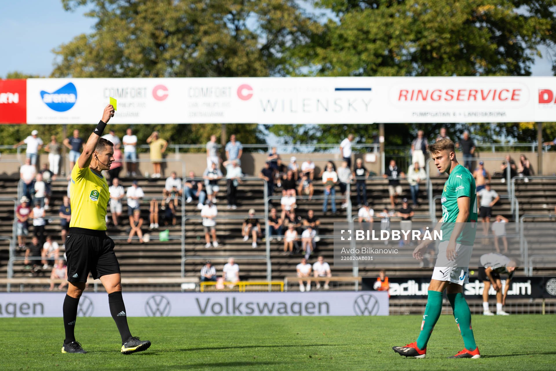 Jönköpings Daniel Strandsäter varnas av domare Martin Strömbergsson under fotbollsmatchen i Superettan mellan Landskrona och Jönköpings Södra den 20 augusti 2022 i Landskrona.