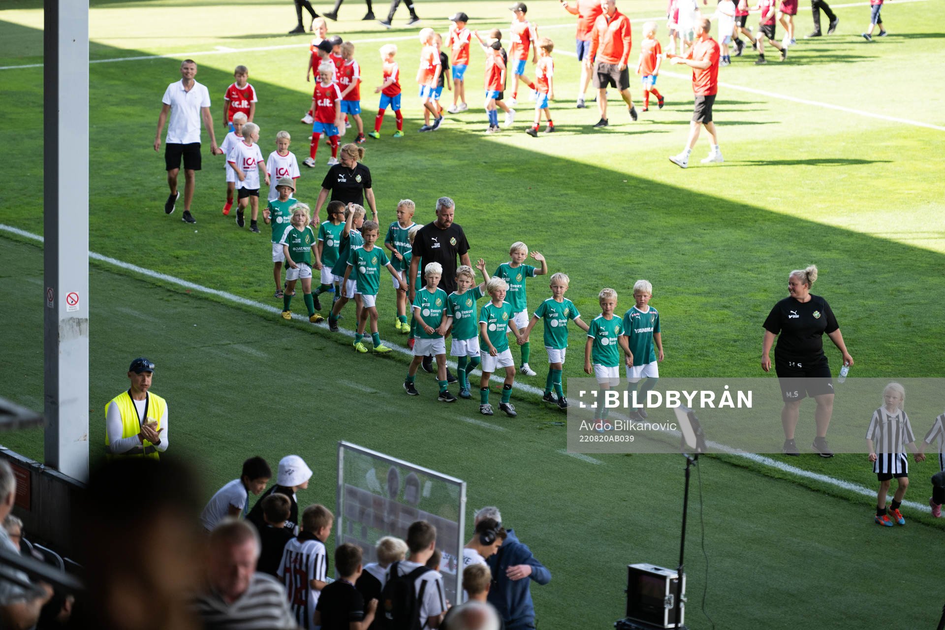 Landskronas ungdomslagen defilerar i pausen under fotbollsmatchen i Superettan mellan Landskrona och Jönköpings Södra den 20 augusti 2022 i Landskrona.