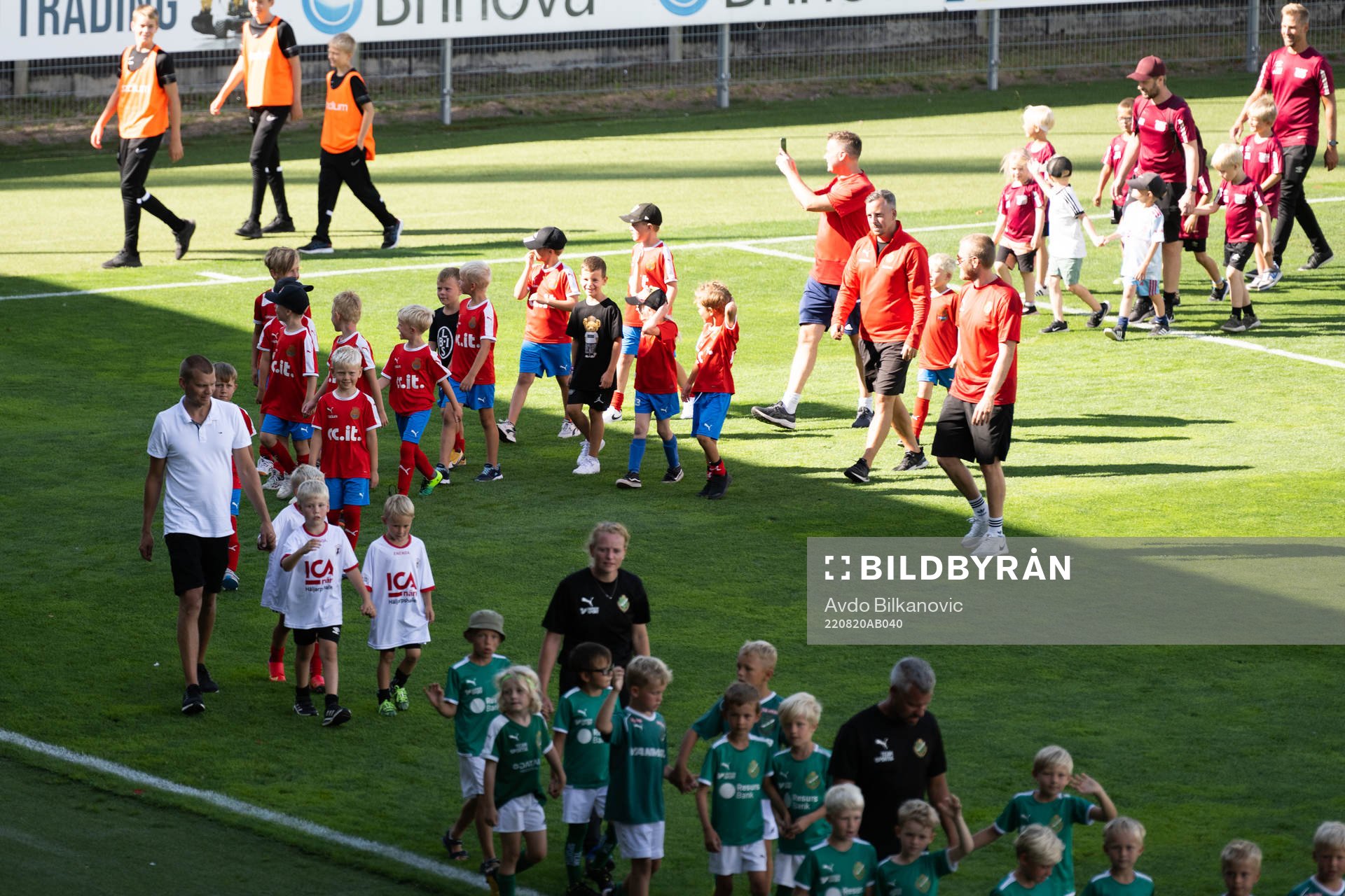 Landskronas ungdomslagen defilerar i pausen under fotbollsmatchen i Superettan mellan Landskrona och Jönköpings Södra den 20 augusti 2022 i Landskrona.