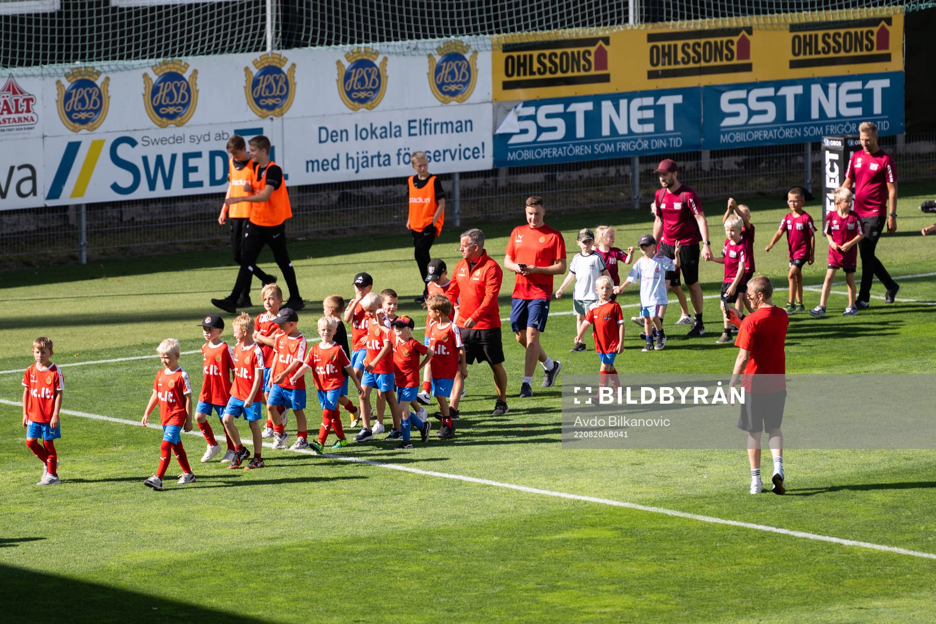Landskronas ungdomslagen defilerar i pausen under fotbollsmatchen i Superettan mellan Landskrona och Jönköpings Södra den 20 augusti 2022 i Landskrona.
