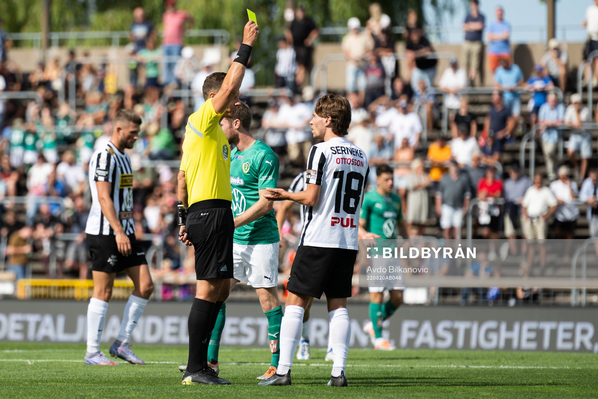 Landskronas Filip Ottosson får varning av domaren Martin