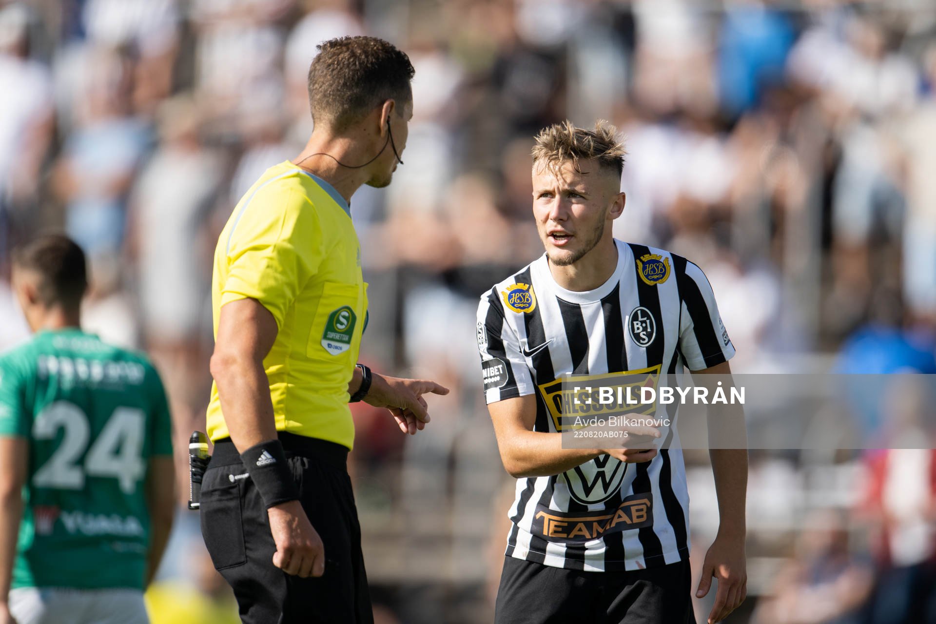 Landskronas Melker Heier i samtal med domare Martin