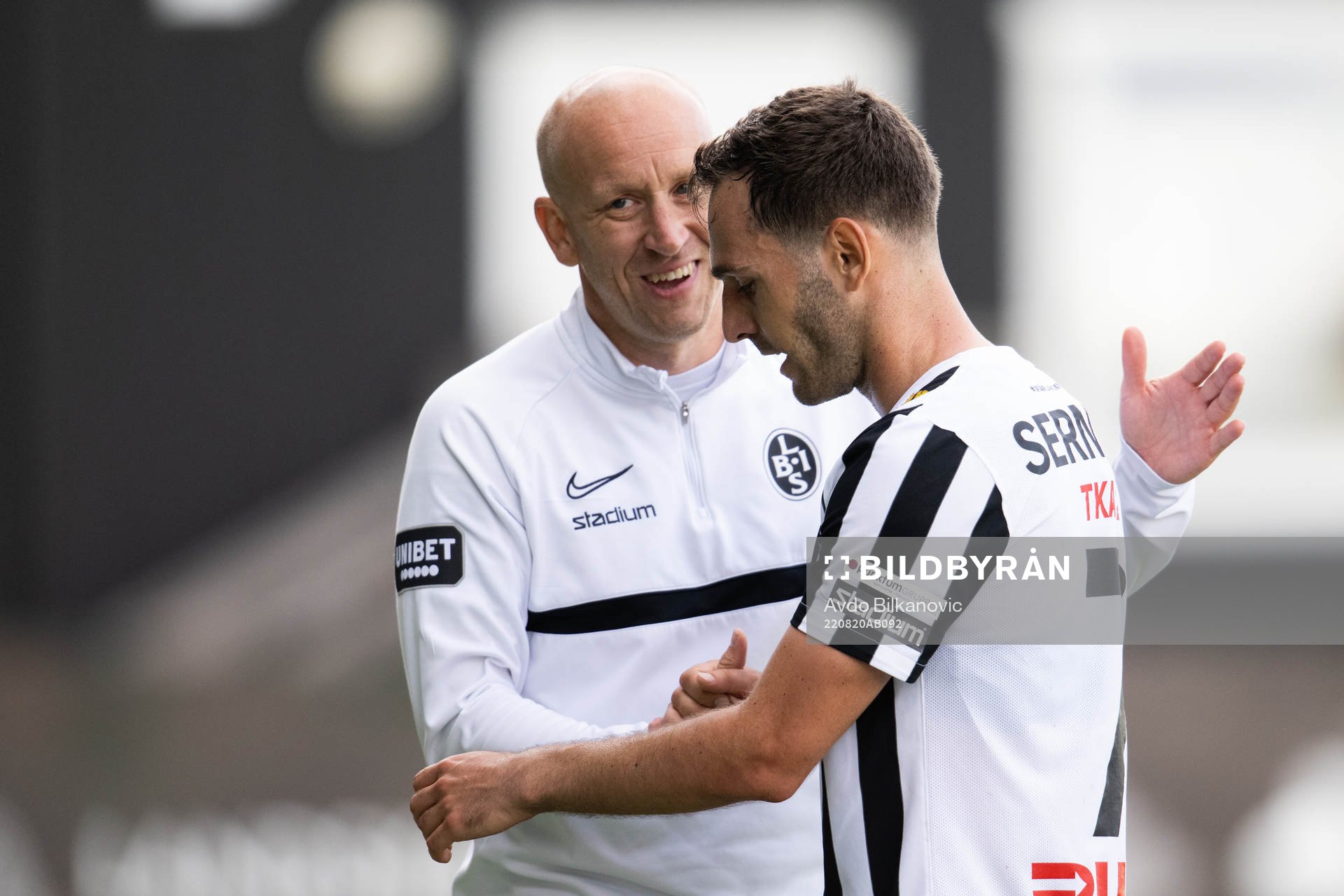 Landskronas tränare Billy Magnusson tackar Alexander Tkacz