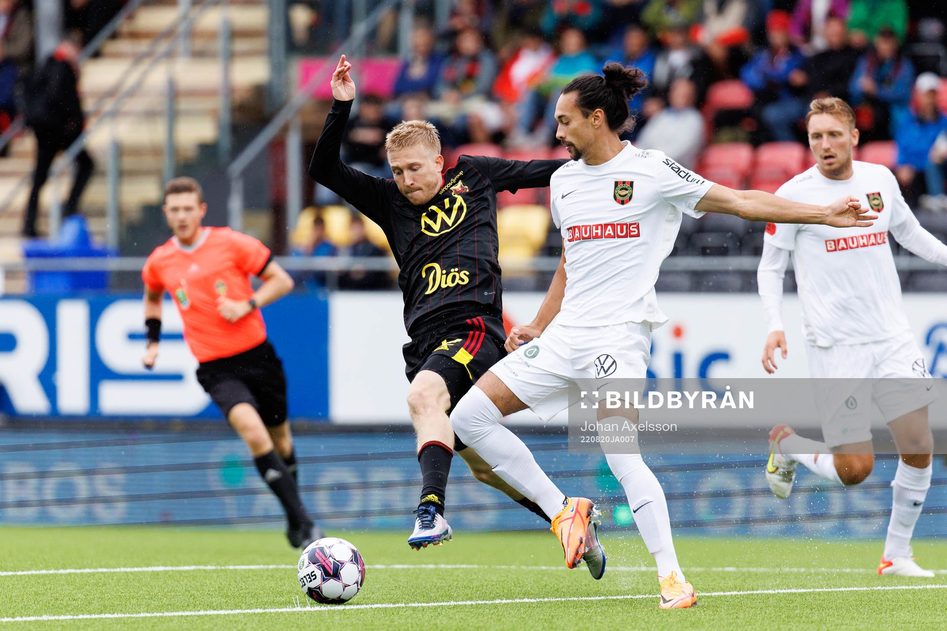 Östersunds Simon Kroon och Brommapojkarnas Nikola Vasic