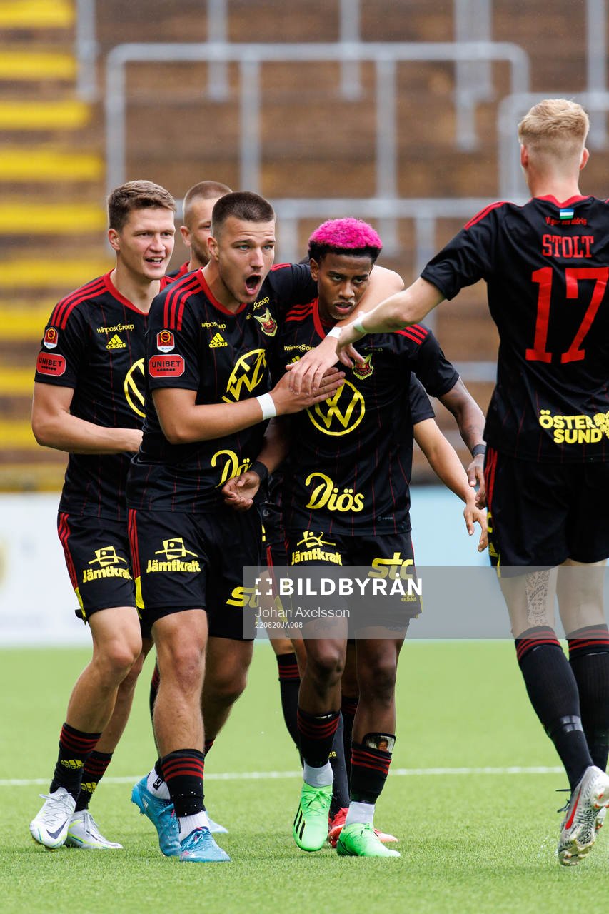 Östersunds Kristian Novak och Chovanie Amatkarijo jublar