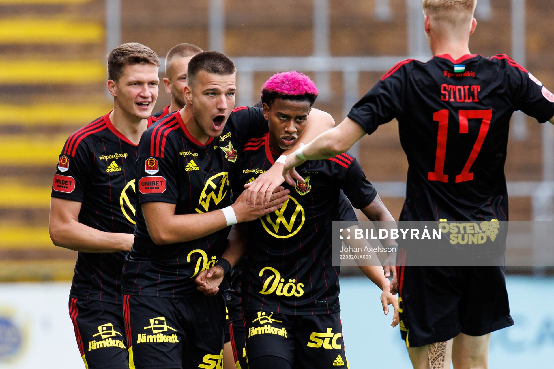 Östersunds Kristian Novak och Chovanie Amatkarijo jublar