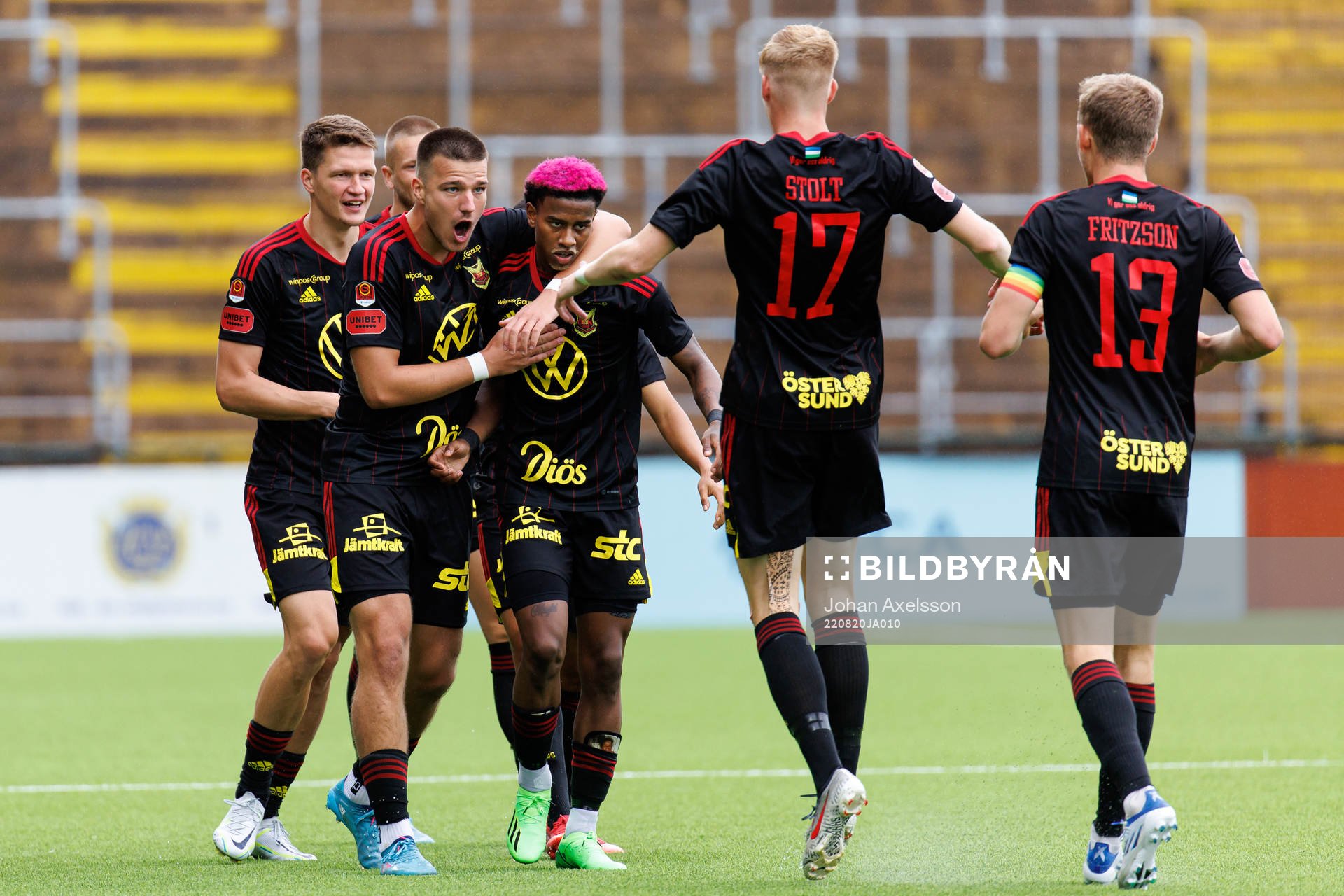 Östersunds Kristian Novak och Chovanie Amatkarijo jublar